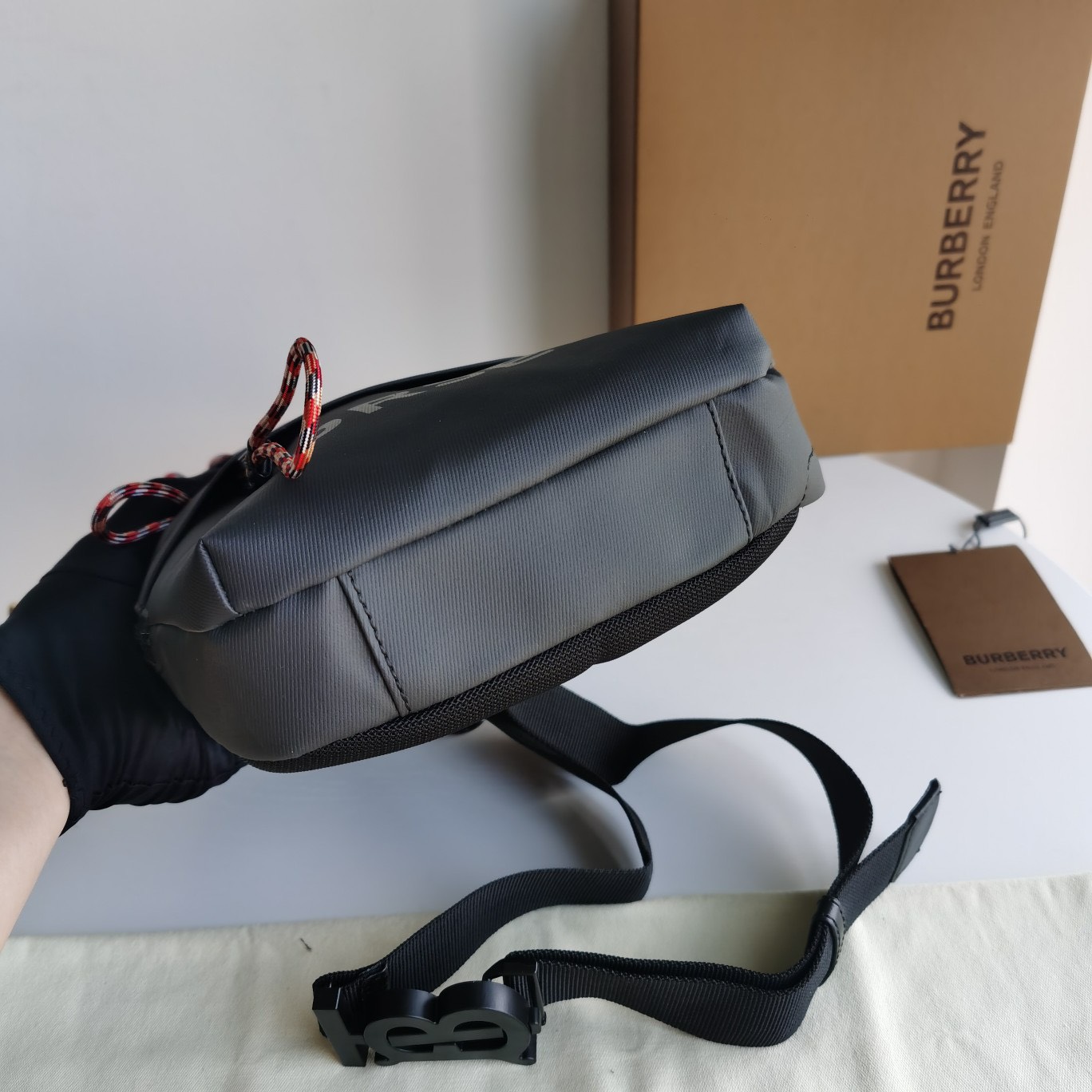 Túi xách nam Burberry Siêu Cấp TXNSC2114 z3083043682707 7f58c2fb21ec45ac73f64034f477aa3b 510x510 - Túi xách nam Burberry Siêu Cấp TXNSC2114