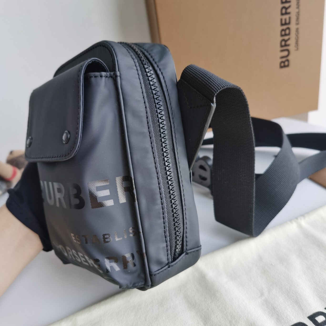 Túi xách nam Burberry Siêu Cấp TXNSC2122 z3089088063741 e7aaa291c61b5ee8d7cd37926cd3aa1d 510x510 - Túi xách nam Burberry Siêu Cấp TXNSC2122