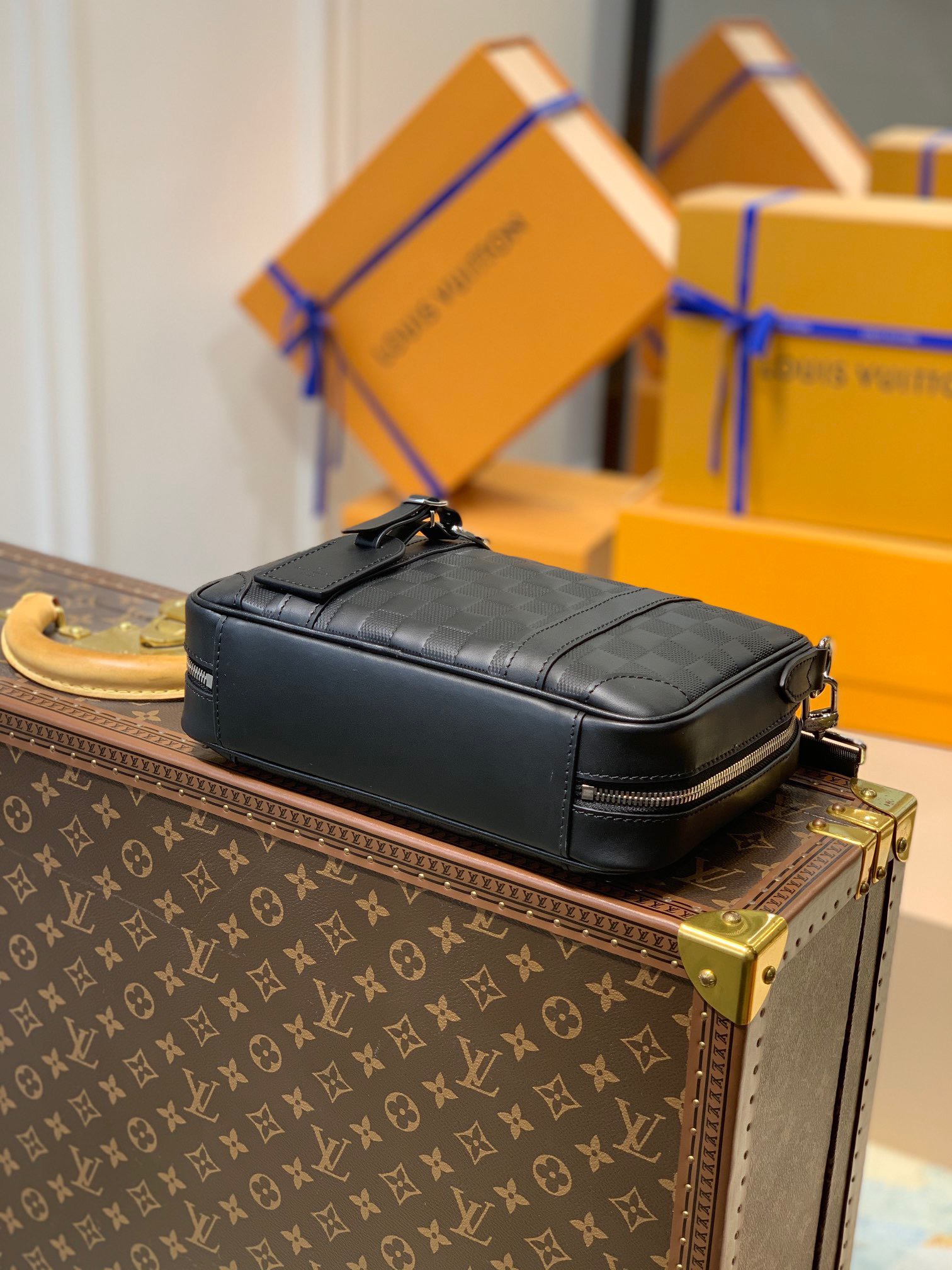 Túi xách nam Louis Vuitton Siêu Cấp TXNLV2141 z3165004187175 719901f3ab73570492041f88d246caf2 510x680 - Túi xách nam Louis Vuitton Siêu Cấp TXNLV2141