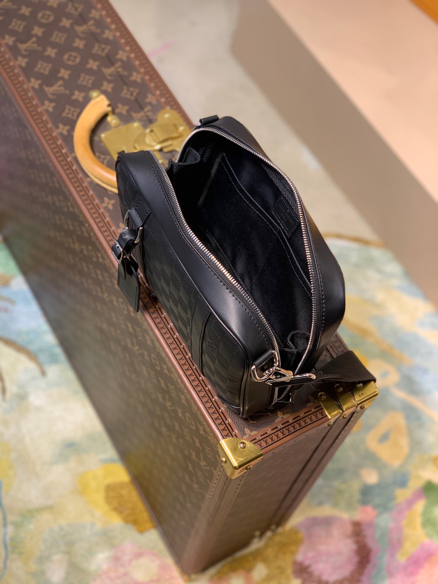 Túi xách nam Louis Vuitton Siêu Cấp TXNLV2141 z3165004198485 9768f5dcea61e3dc38c601bda987eca5 510x680 - Túi xách nam Louis Vuitton Siêu Cấp TXNLV2141