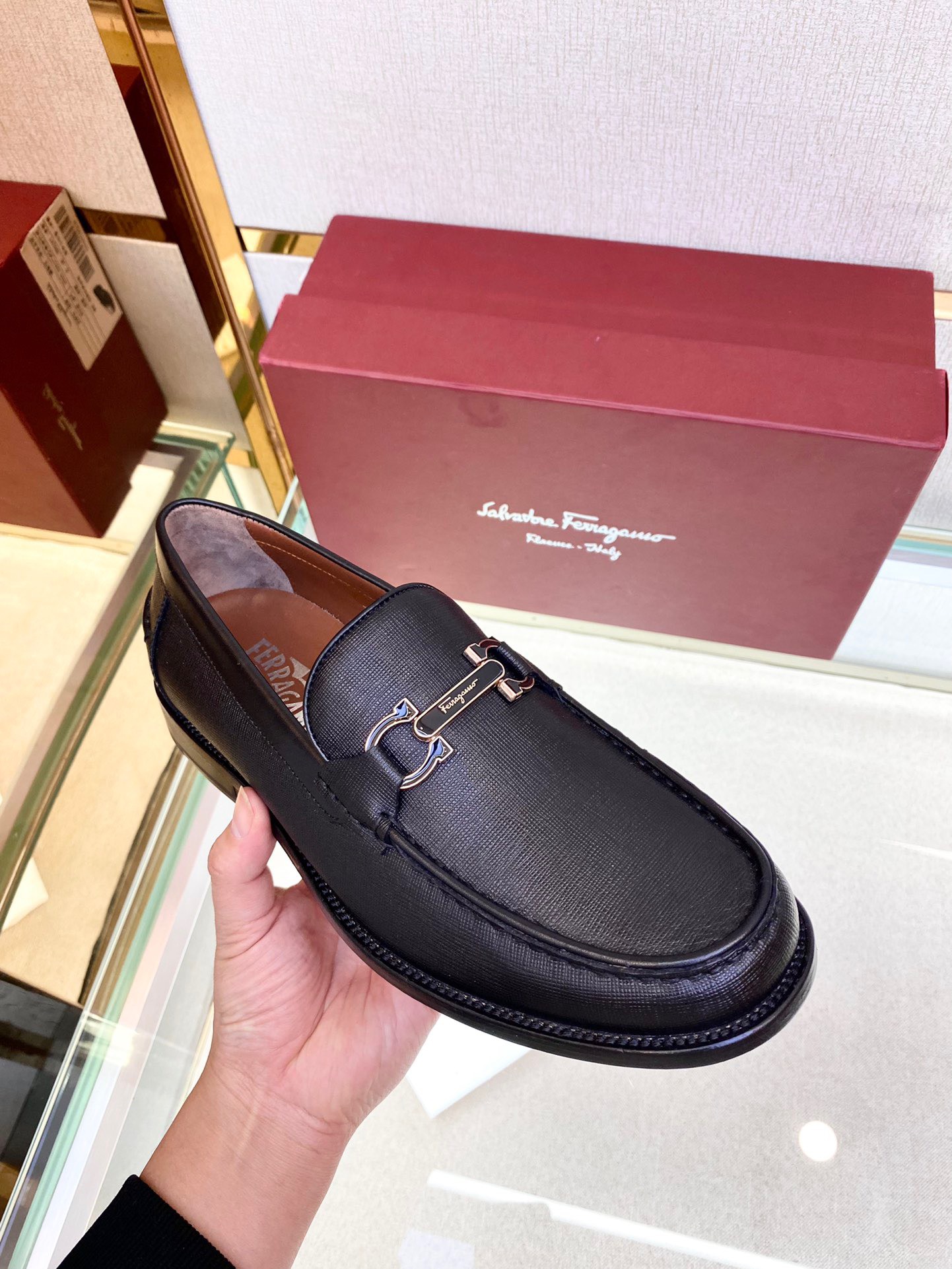 Giày nam Salvatore Ferragamo siêu cấp GNSC2255 z3232604307885 77333460bee98249e64be2a988b6db59 510x680 - Giày nam Salvatore Ferragamo siêu cấp GNSC2255