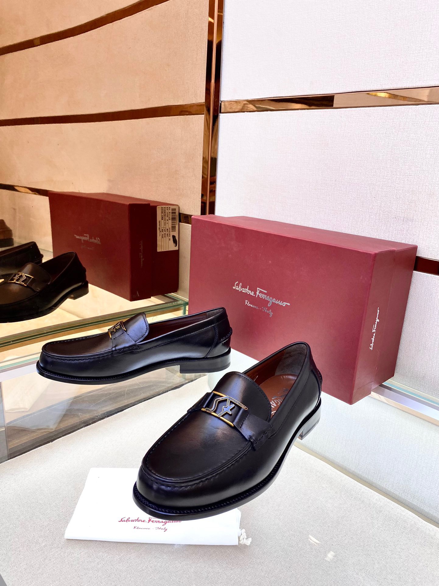 Giày nam Salvatore Ferragamo siêu cấp GNSC2257 z3232605591477 341621dbb003ae98c44e6d2fa7cea7ee 510x680 - Giày nam Salvatore Ferragamo siêu cấp GNSC2257