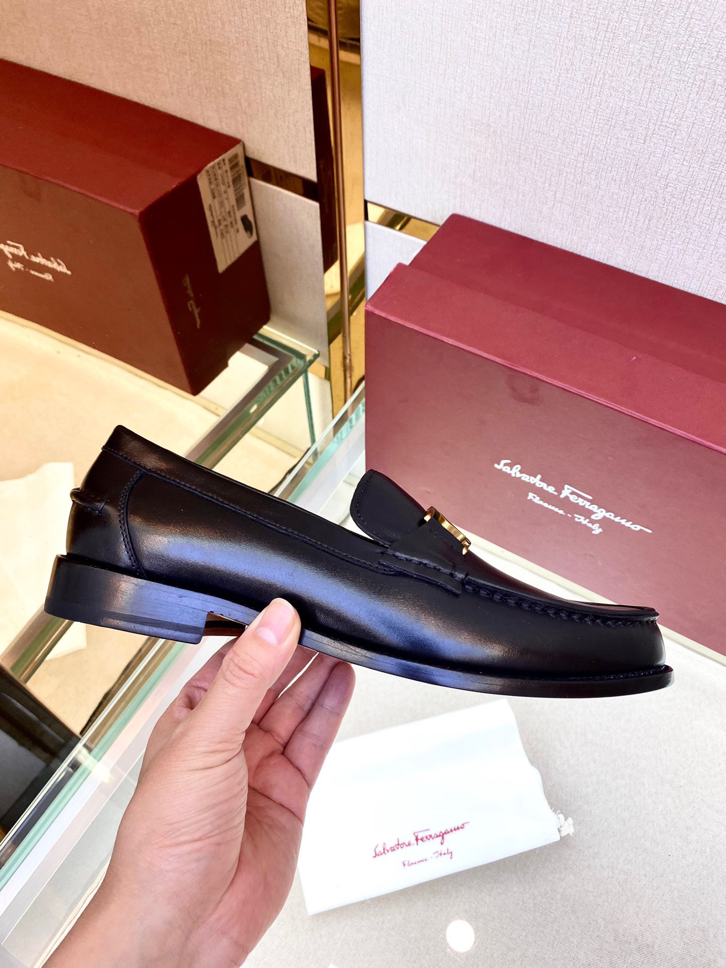 Giày nam Salvatore Ferragamo siêu cấp GNSC2257 z3232605614499 a451ff3c00d83e5c8caa83c5d3919057 510x680 - Giày nam Salvatore Ferragamo siêu cấp GNSC2257