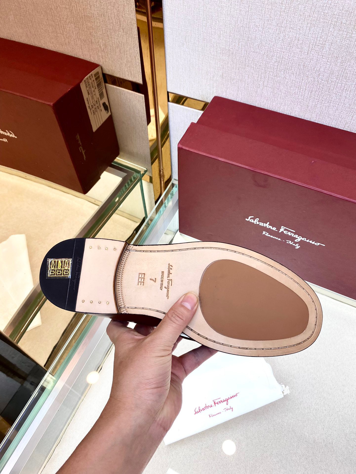 Giày nam Salvatore Ferragamo siêu cấp GNSC2258 z3232605959598 4b359f4f901a9189a77d0b043a743e45 510x680 - Giày nam Salvatore Ferragamo siêu cấp GNSC2258