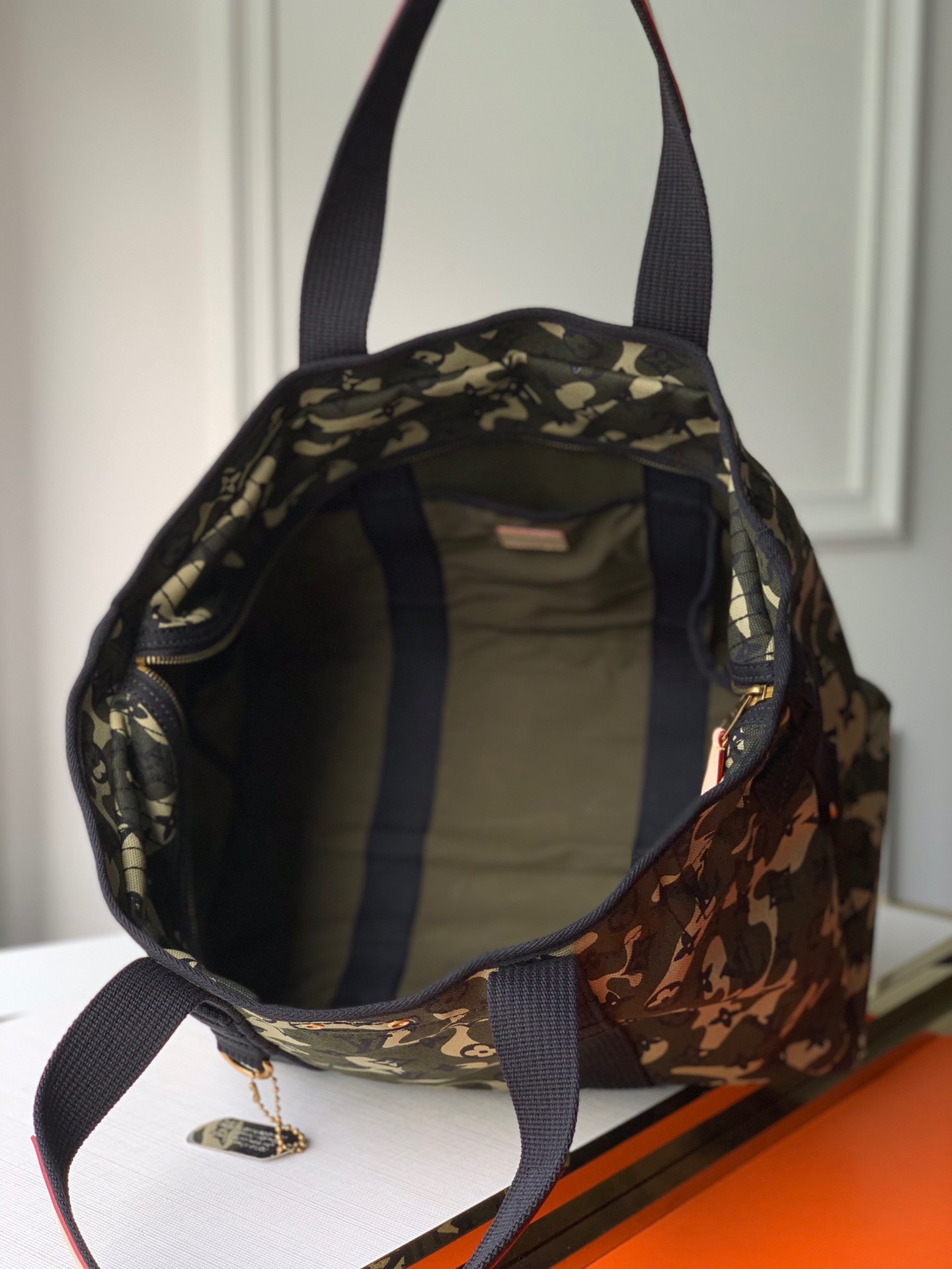 Túi xách nam Louis Vuitton Siêu Cấp TXNLV2315 z3272072588848 8366f3ee930e7082355fd61e2cdf4012 510x680 - Túi xách nam Louis Vuitton Siêu Cấp TXNLV2315