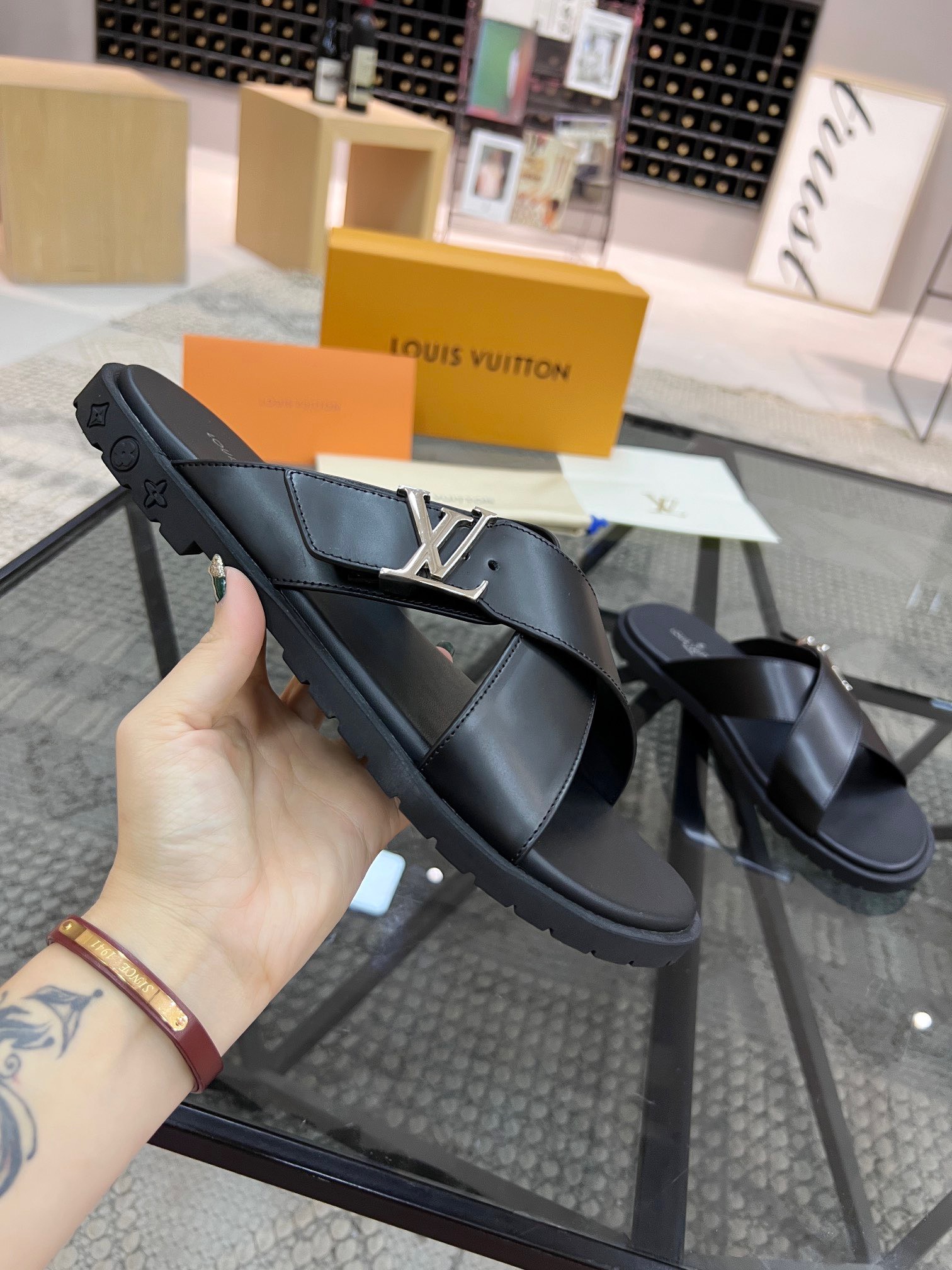 Dép nam Louis Vuitton siêu cấp GNSC2349 z3309456954081 0534f1026906dc429de65a7611159182 510x680 - Dép nam Louis Vuitton siêu cấp GNSC2349