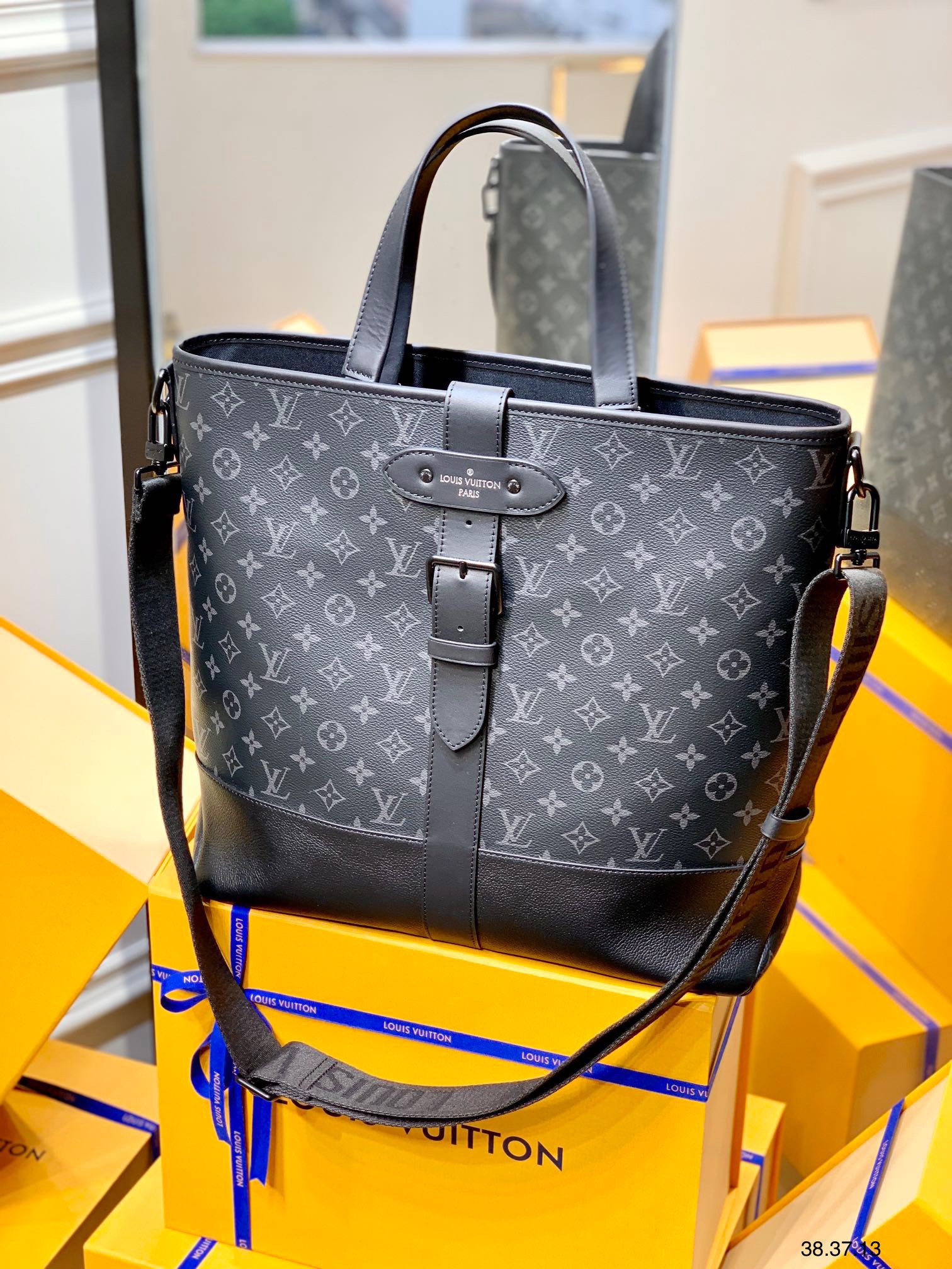 Túi xách nam Louis Vuitton Siêu Cấp TXNLV2357 z3314648622897 cdbf3083bb89cda57b59ab995f36ad6f 510x680 - Túi xách nam Louis Vuitton Siêu Cấp TXNLV2357