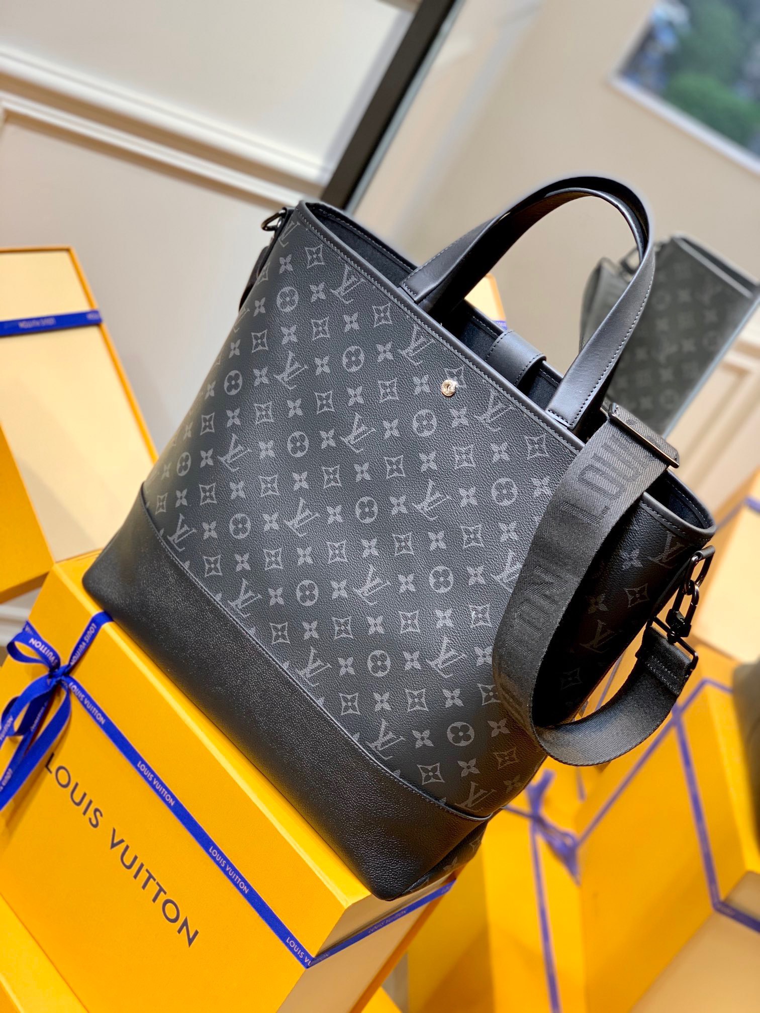 Túi xách nam Louis Vuitton Siêu Cấp TXNLV2357 z3314648646899 a2cfff0ff92d4a5f7e5d9e40b6f72567 510x680 - Túi xách nam Louis Vuitton Siêu Cấp TXNLV2357