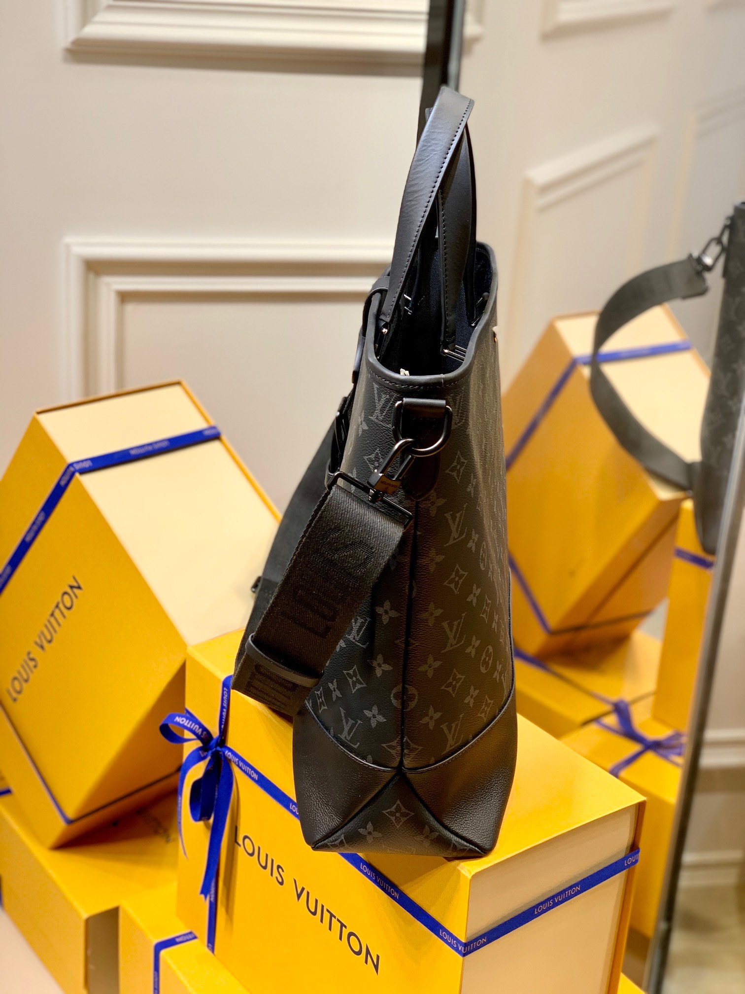Túi xách nam Louis Vuitton Siêu Cấp TXNLV2357 z3314648673979 bbd6e8dfd01ba9eaed222f897178bc1b 510x680 - Túi xách nam Louis Vuitton Siêu Cấp TXNLV2357