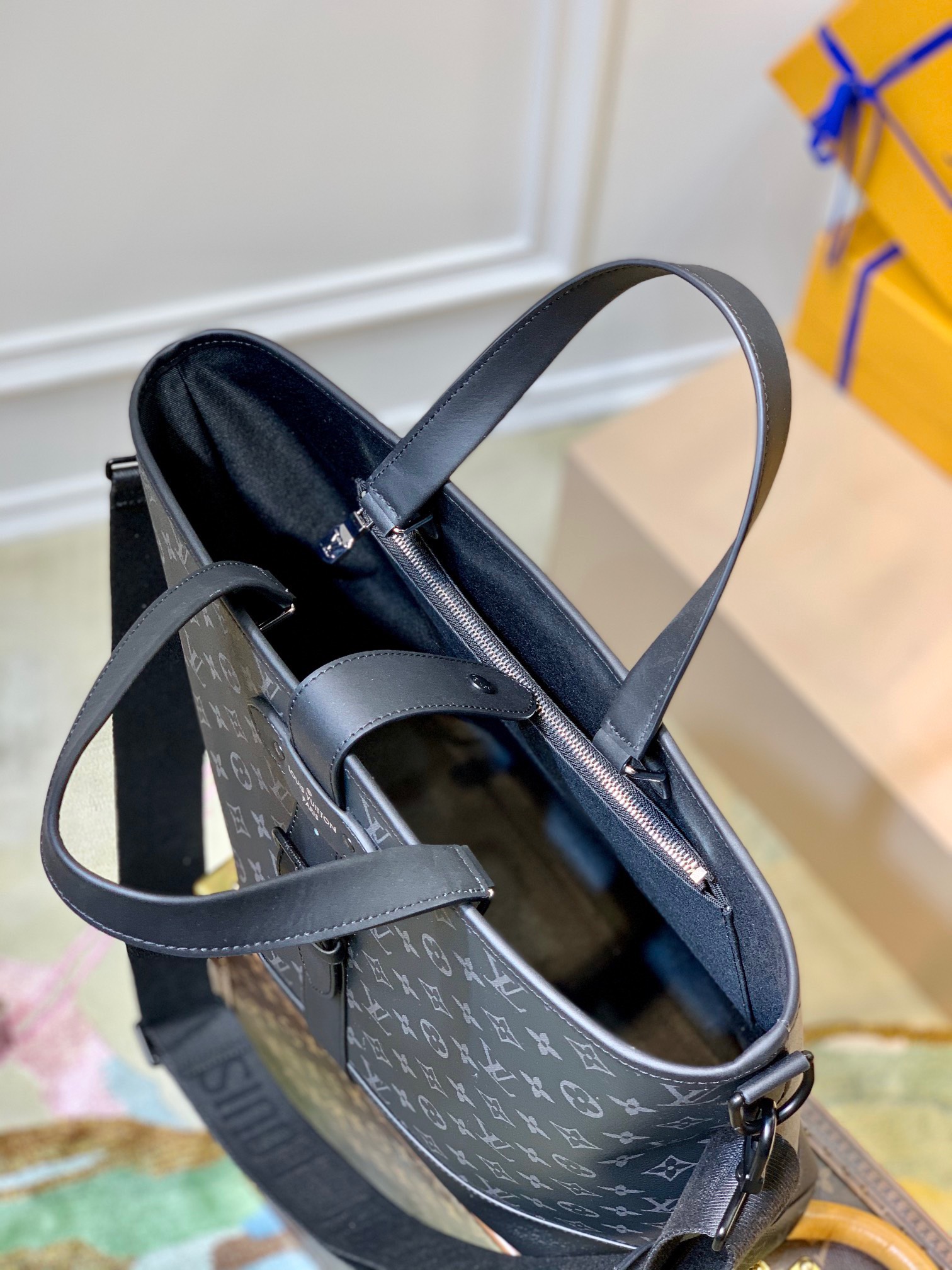 Túi xách nam Louis Vuitton Siêu Cấp TXNLV2357 z3314648850003 d68b73f2bb1f4aff0fa3e85595678dba 510x680 - Túi xách nam Louis Vuitton Siêu Cấp TXNLV2357