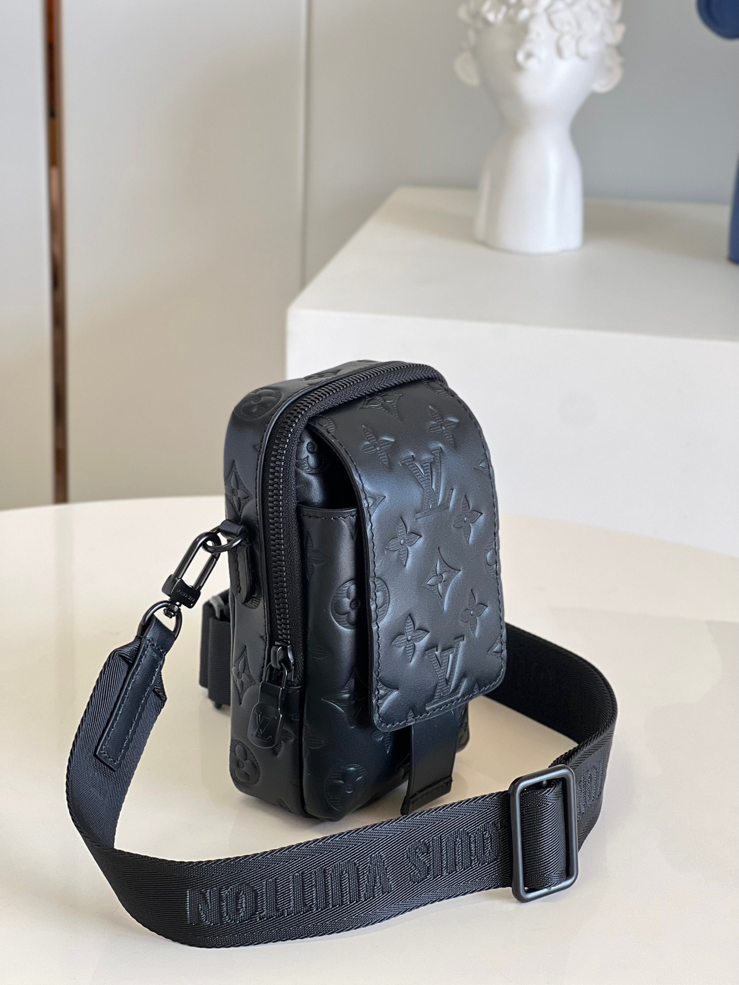 Túi xách nam Louis Vuitton Siêu Cấp TXNLV2369 z3327384951986 19ec678496be47a02e7c9a88a8f89185 510x680 - Túi xách nam Louis Vuitton Siêu Cấp TXNLV2369