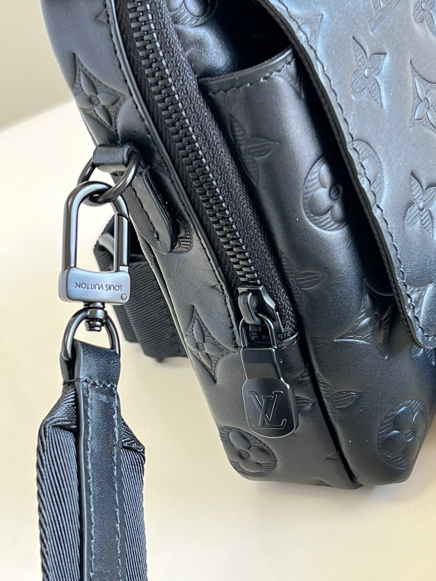Túi xách nam Louis Vuitton Siêu Cấp TXNLV2369 z3327384956996 206bce39be81136033cb050713e644ba 510x680 - Túi xách nam Louis Vuitton Siêu Cấp TXNLV2369