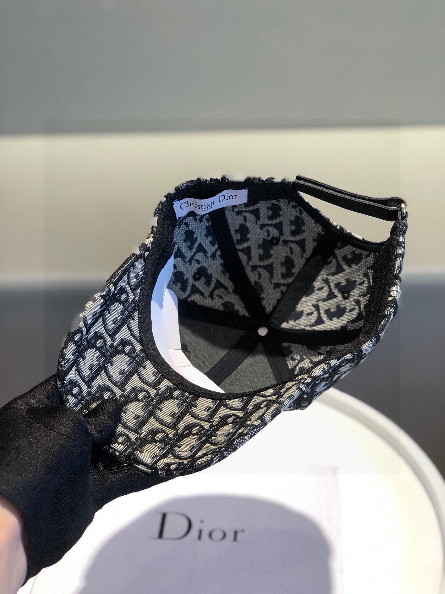 Mũ Nón Lưỡi Trai Nam Dior Siêu Cấp MNDO2379 z3336382772501 0f94f6d3ba90038b14a1e9b164f9aac3 510x680 - Mũ Nón Lưỡi Trai Nam Dior Siêu Cấp MNDO2379