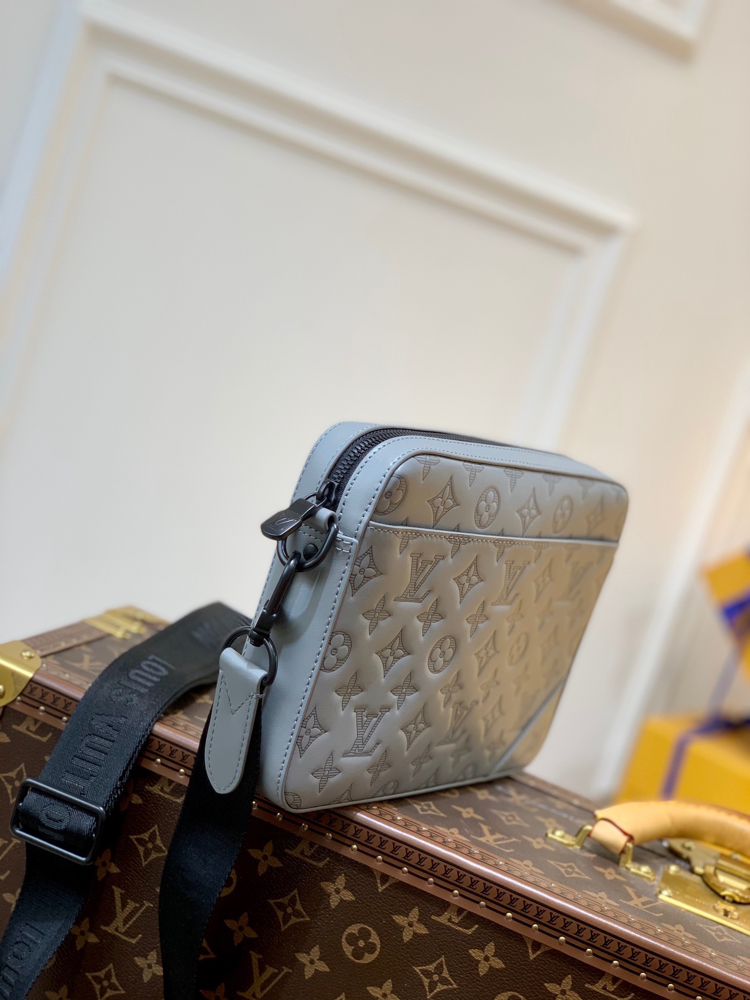 Túi xách nam Louis Vuitton Siêu Cấp TXNLV2420 z3377146385040 c4d55f679965c3a1f5873c1c561177c5 510x680 - Túi xách nam Louis Vuitton Siêu Cấp TXNLV2420