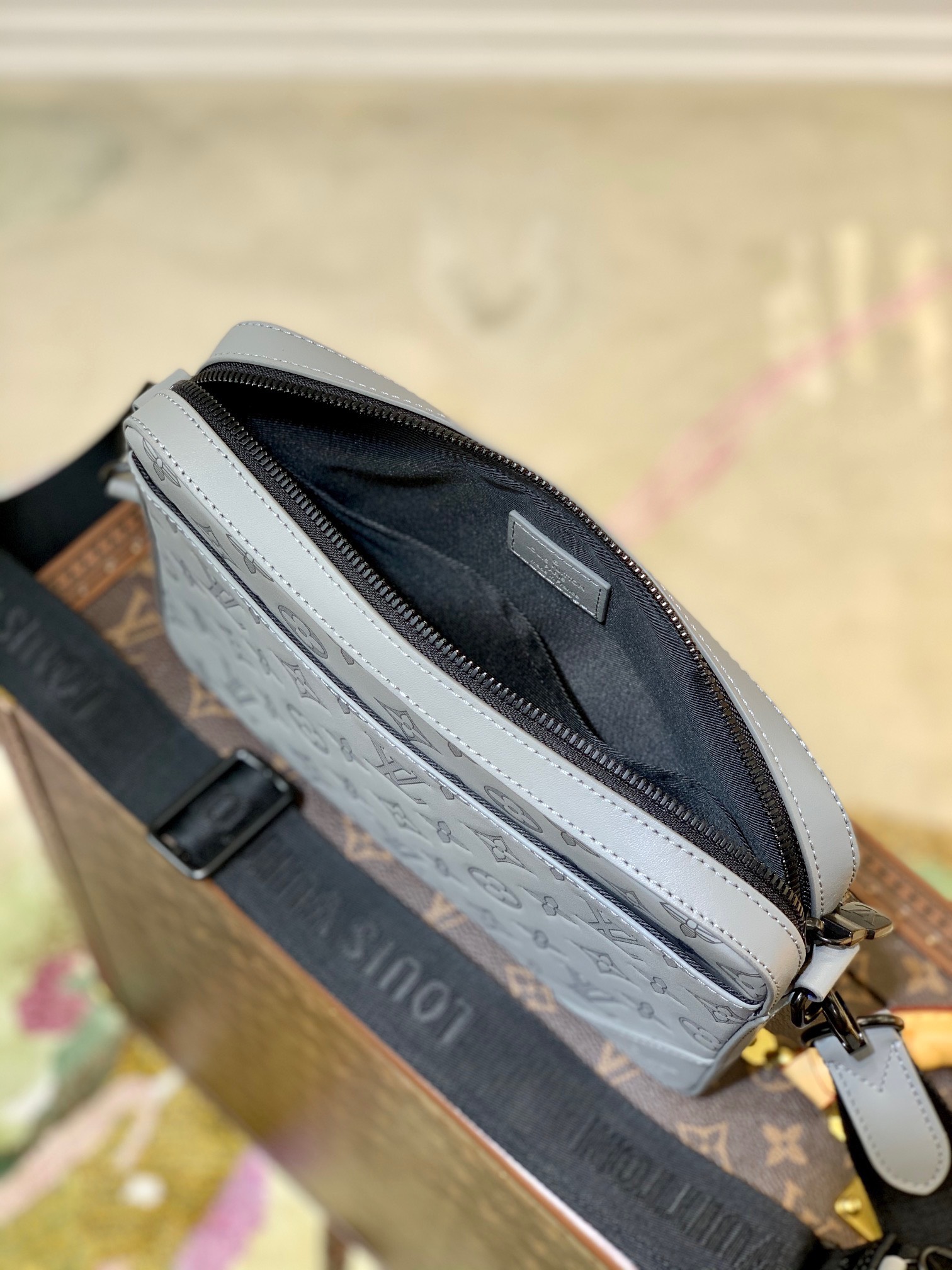 Túi xách nam Louis Vuitton Siêu Cấp TXNLV2420 z3377146408417 50fd987f124ea3ea75236370c31b95dd 510x680 - Túi xách nam Louis Vuitton Siêu Cấp TXNLV2420