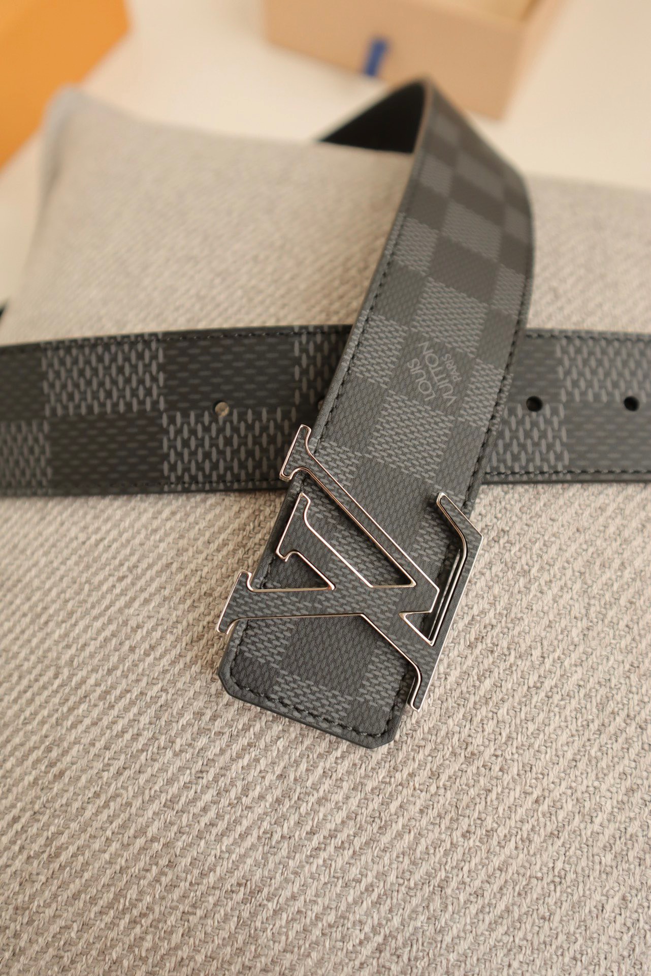 Thắt lưng nam Louis Vuitton siêu cấp TLSC2468 z3435519281960 5f2468caefcb72b0a85060fbb09f3bdd 510x764 - Thắt lưng nam Louis Vuitton siêu cấp TLSC2468