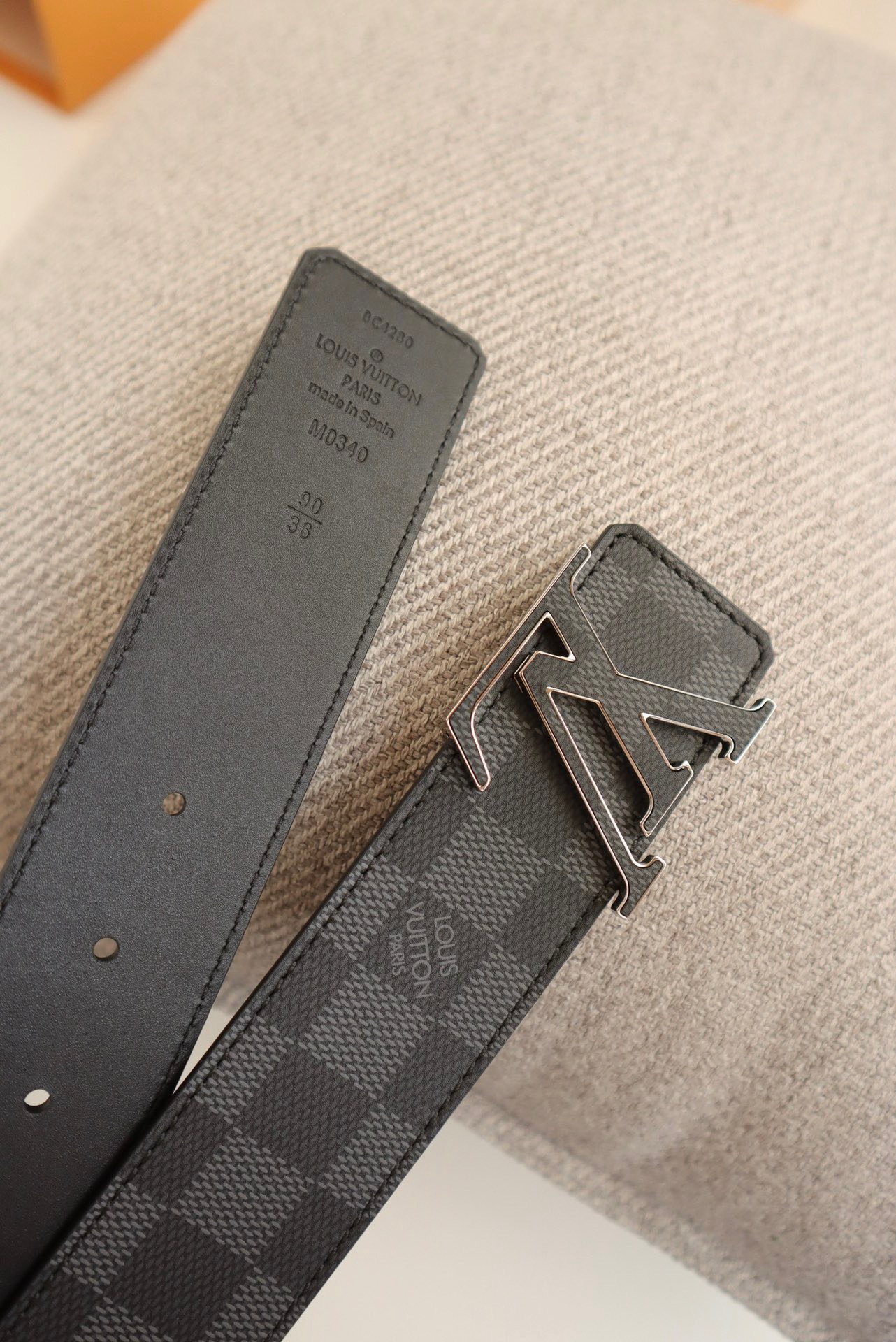 Thắt lưng nam Louis Vuitton siêu cấp TLSC2468 z3435519286248 c47e4e3f610e1048d1aee9ed16283b5d 510x764 - Thắt lưng nam Louis Vuitton siêu cấp TLSC2468