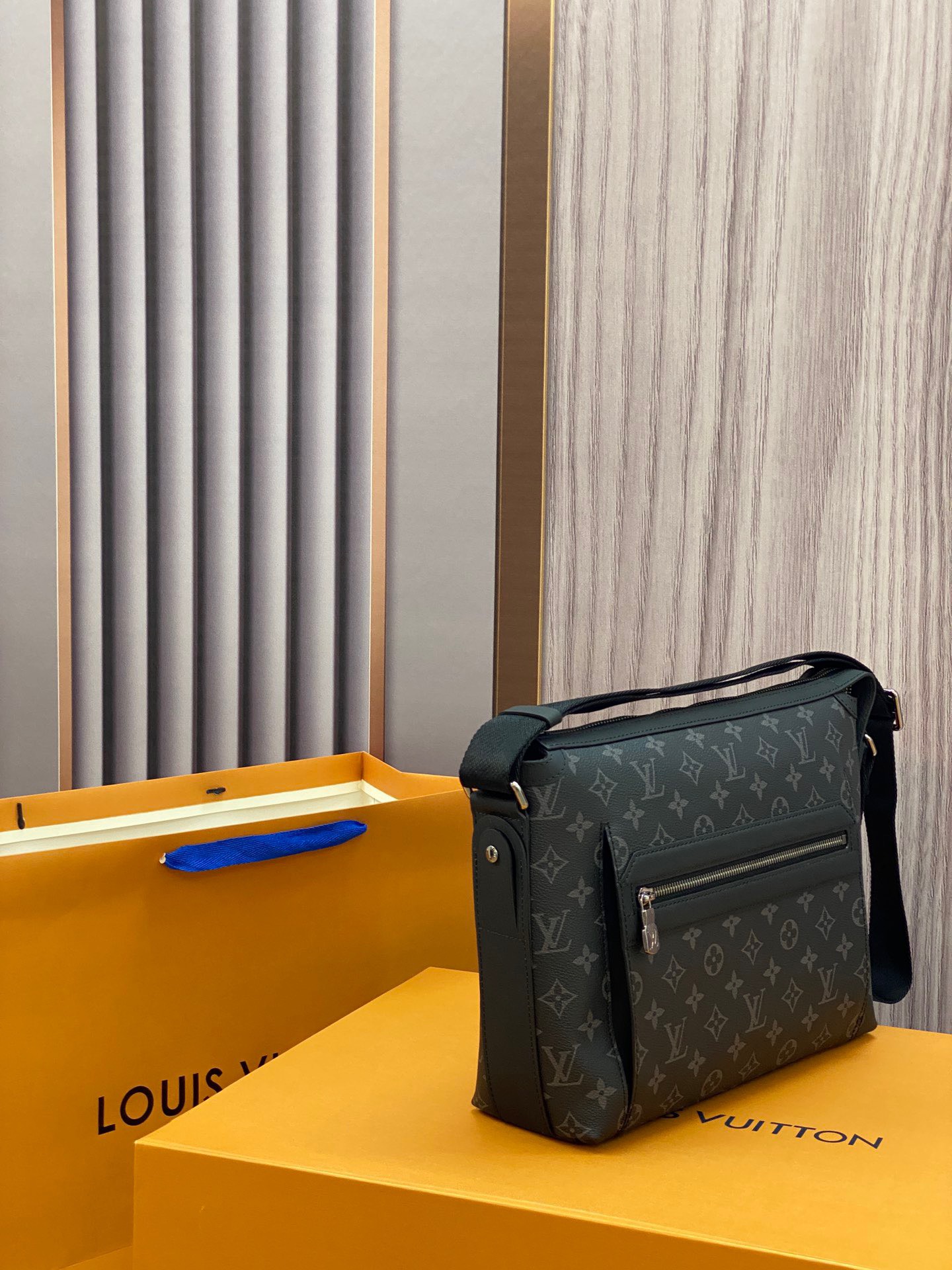Túi xách nam Louis Vuitton Siêu Cấp TXNLV2547 z3530972337782 065d431ca5ab27016597ed3ba77f8fe8 510x680 - Túi xách nam Louis Vuitton Siêu Cấp TXNLV2547