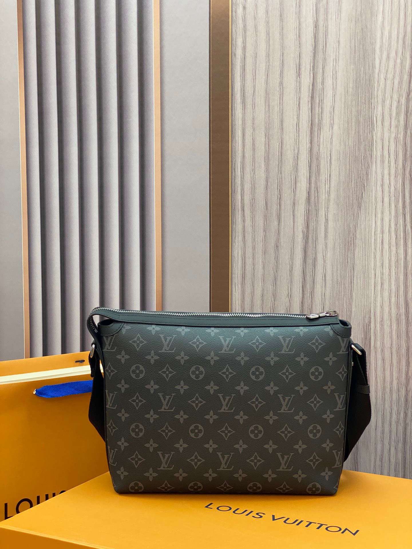 Túi xách nam Louis Vuitton Siêu Cấp TXNLV2547 z3530972340007 6ebc1de291200a4af9dc252ff41648c4 510x680 - Túi xách nam Louis Vuitton Siêu Cấp TXNLV2547