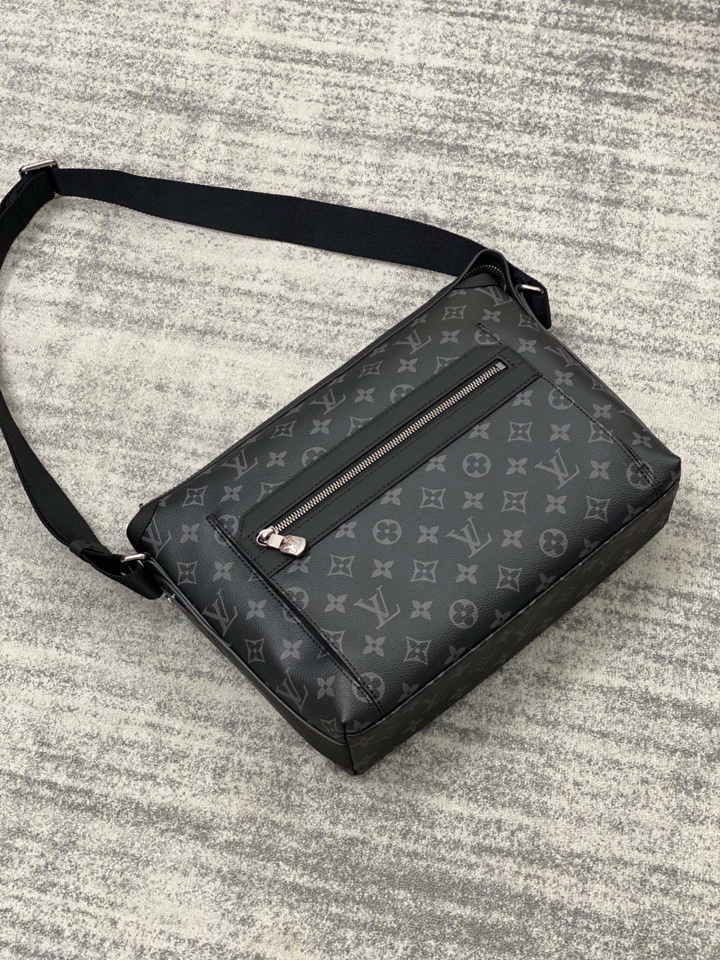 Túi xách nam Louis Vuitton Siêu Cấp TXNLV2547 z3530972350211 59660c29110825bb74d0876101683792 510x680 - Túi xách nam Louis Vuitton Siêu Cấp TXNLV2547