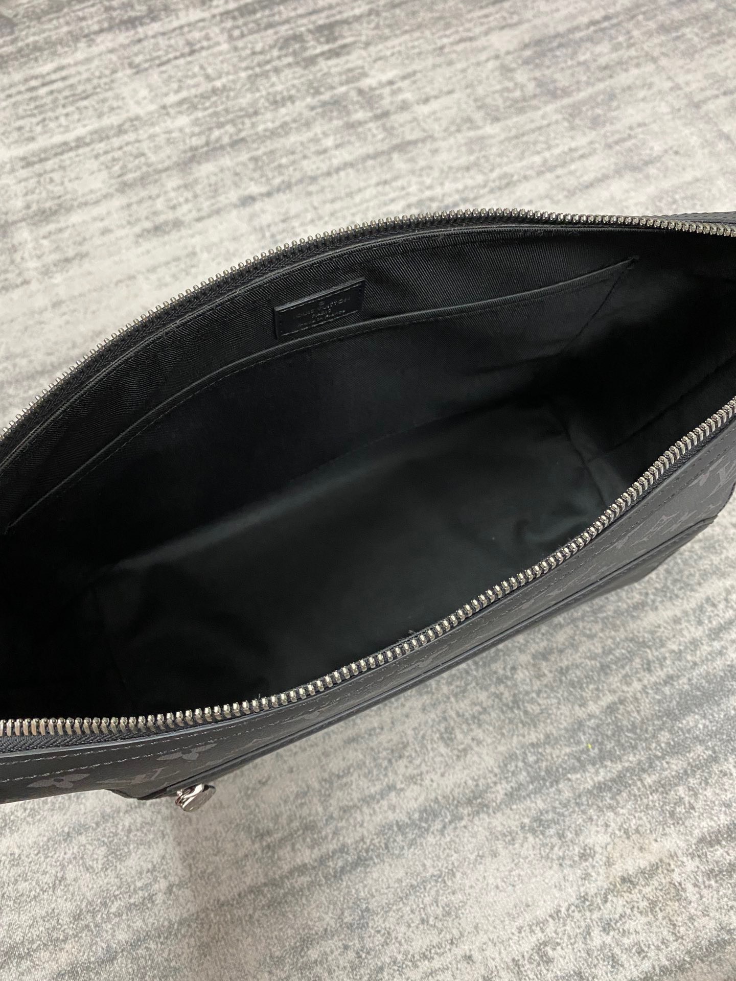 Túi xách nam Louis Vuitton Siêu Cấp TXNLV2547 z3530972651539 87872841af802ae2d9b02b6d095a19e0 510x680 - Túi xách nam Louis Vuitton Siêu Cấp TXNLV2547