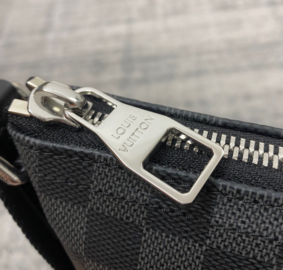 Túi xách nam Louis Vuitton Siêu Cấp TXNLV2550 z3530973990234 b05b0efded8df02b1752f13103b7eef9 510x487 - Túi xách nam Louis Vuitton Siêu Cấp TXNLV2550