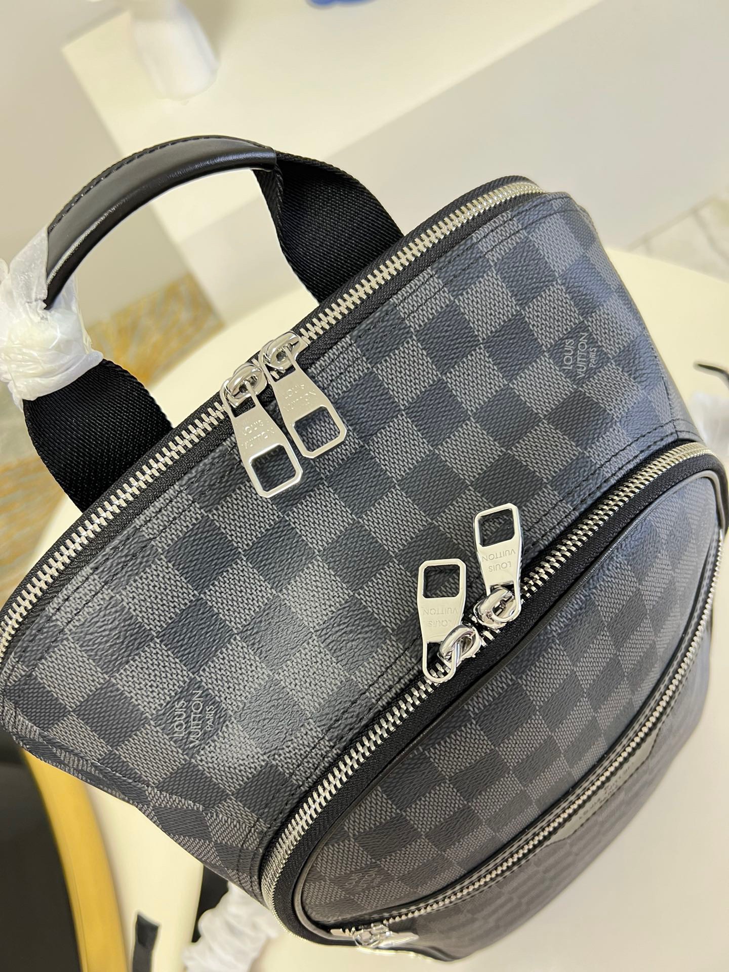 Túi xách nam Louis Vuitton Siêu Cấp TXNLV2559 z3543828786506 e9aa5674b05cdf2d62c07b2c14333410 510x680 - Túi xách nam Louis Vuitton Siêu Cấp TXNLV2559