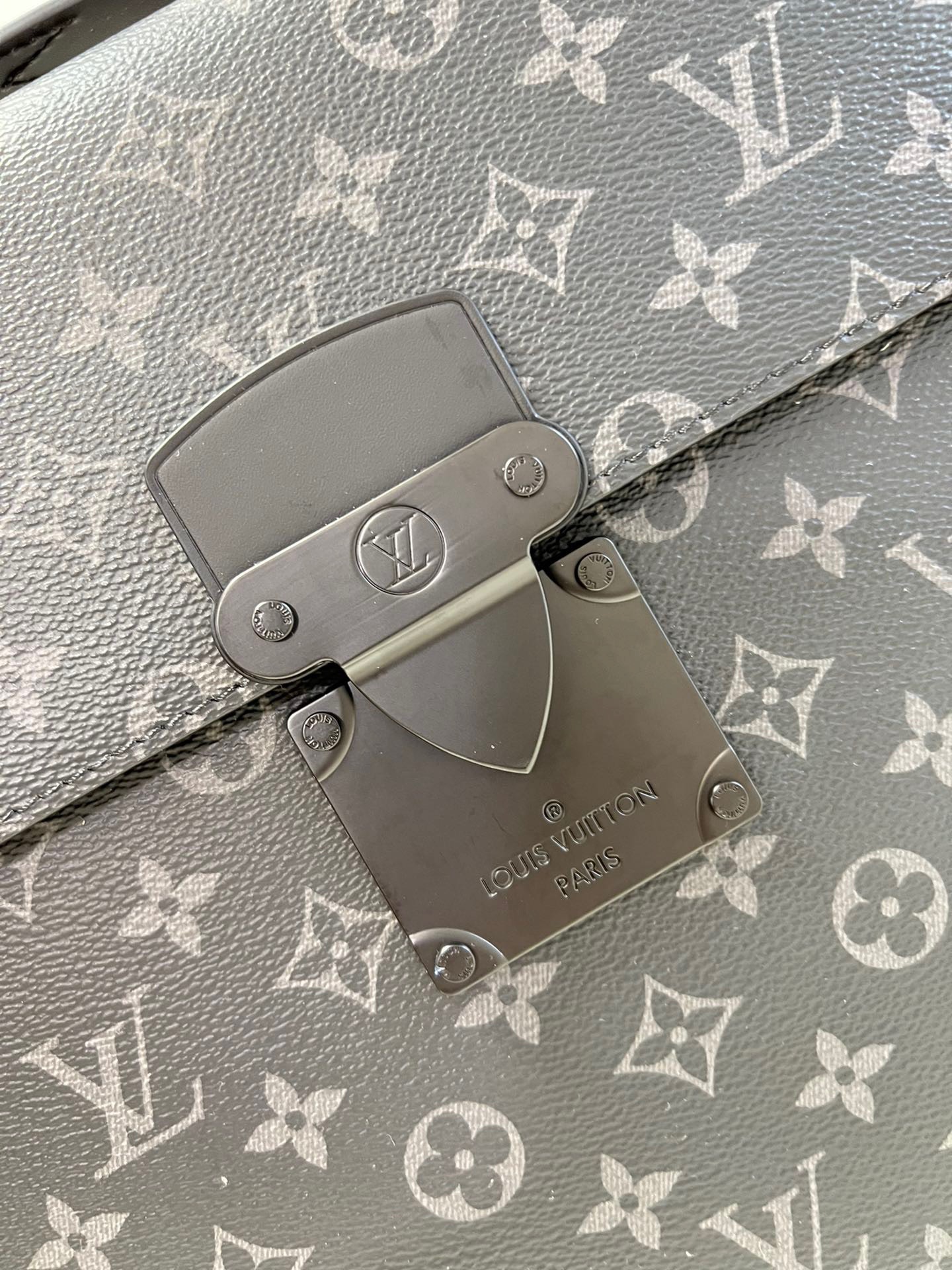Túi xách nam Louis Vuitton Siêu Cấp TXNLV2574 z3553195396675 0c814c9ed8eb6de09e7b5fec0233af2b 510x680 - Túi xách nam Louis Vuitton Siêu Cấp TXNLV2574