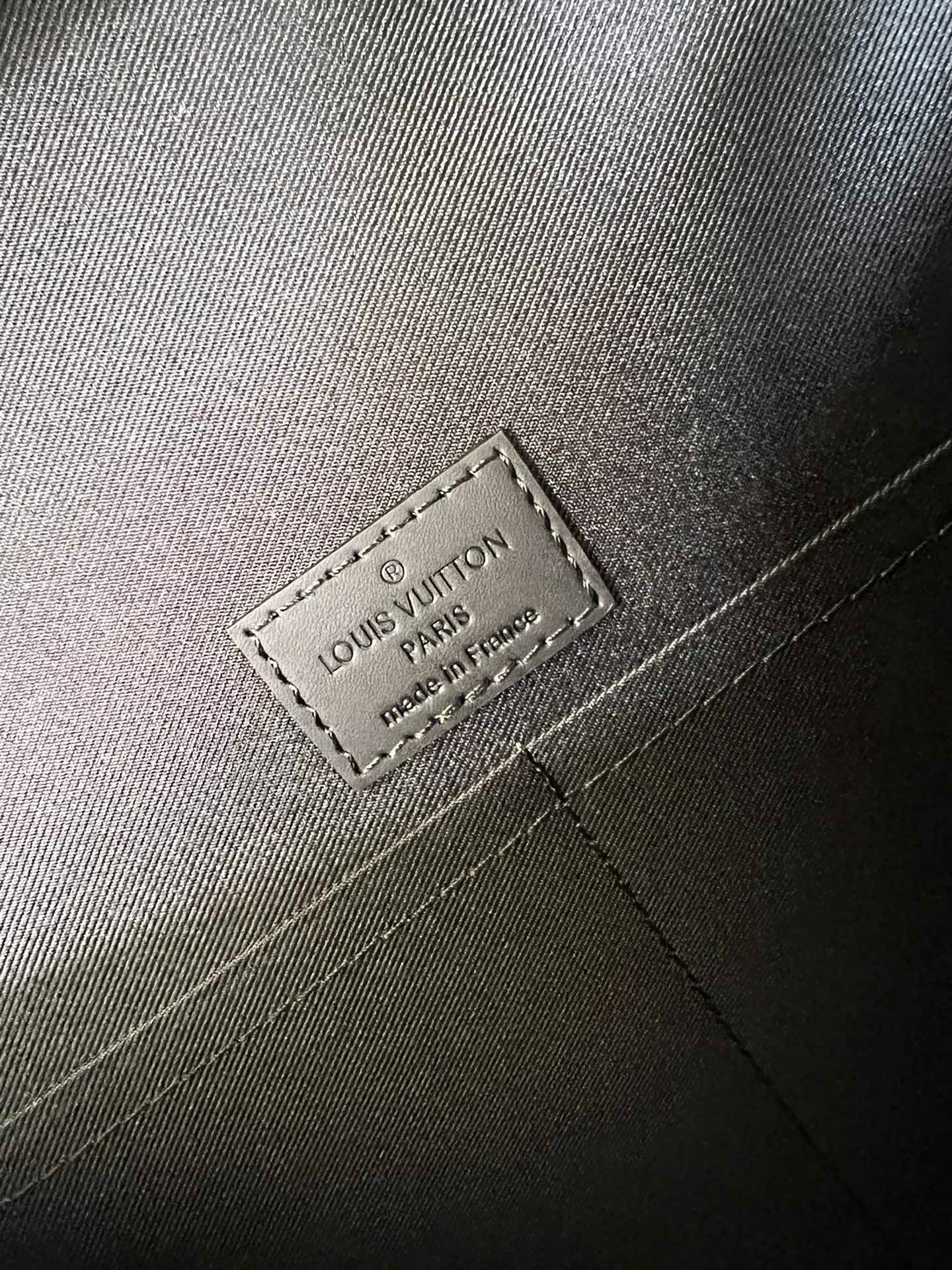 Túi xách nam Louis Vuitton Siêu Cấp TXNLV2574 z3553196412401 55f33176fd1caf106cc1d39e20c277f1 510x680 - Túi xách nam Louis Vuitton Siêu Cấp TXNLV2574