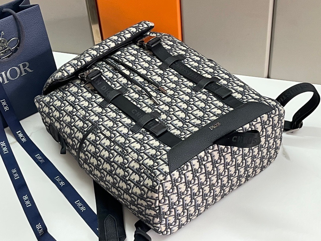 Túi xách nam Dior siêu cấp TXSC2586 z3563576344846 1eca0f17462bf534ffada223b7712a43 510x383 - Túi xách nam Dior siêu cấp TXSC2586