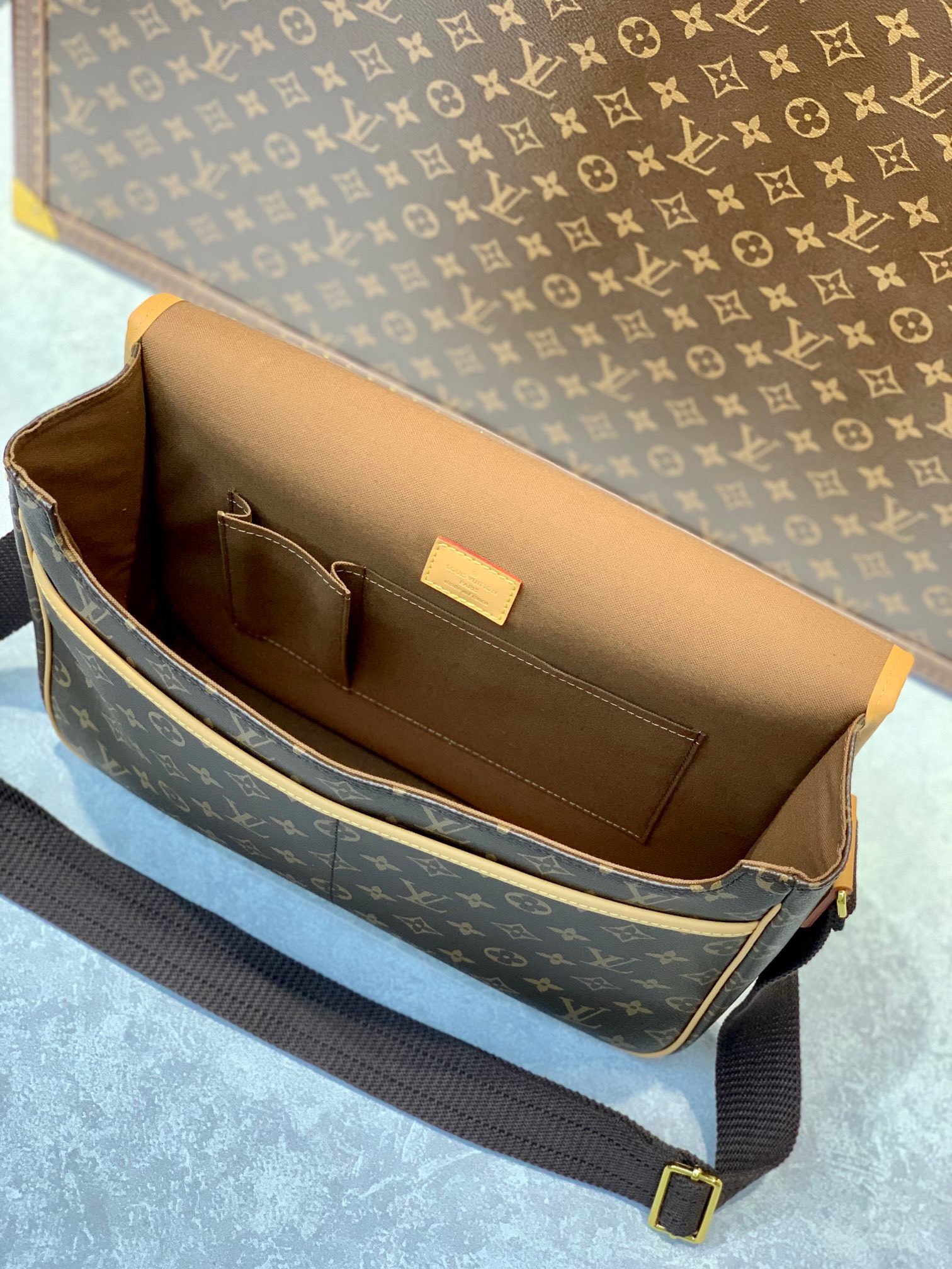 Túi xách nam Louis Vuitton Siêu Cấp TXNLV2591 z3578472328615 f38e6fca87ee8386dc736f4815518537 510x680 - Túi xách nam Louis Vuitton Siêu Cấp TXNLV2591
