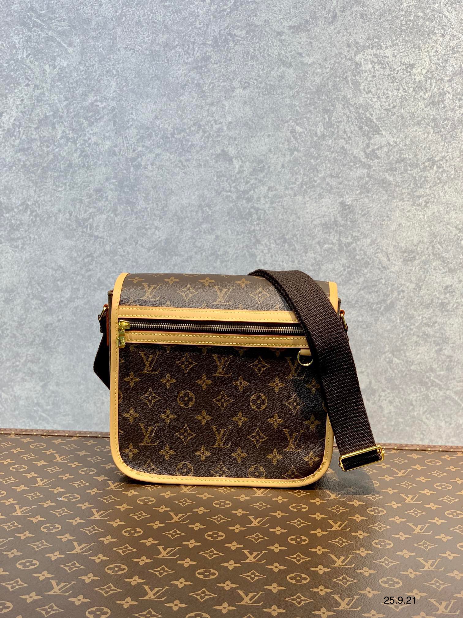 Túi xách nam Louis Vuitton Siêu Cấp TXNLV2592 z3578472753863 972710aa32d6ce3e6917af969e17ece4 510x680 - Túi xách nam Louis Vuitton Siêu Cấp TXNLV2592