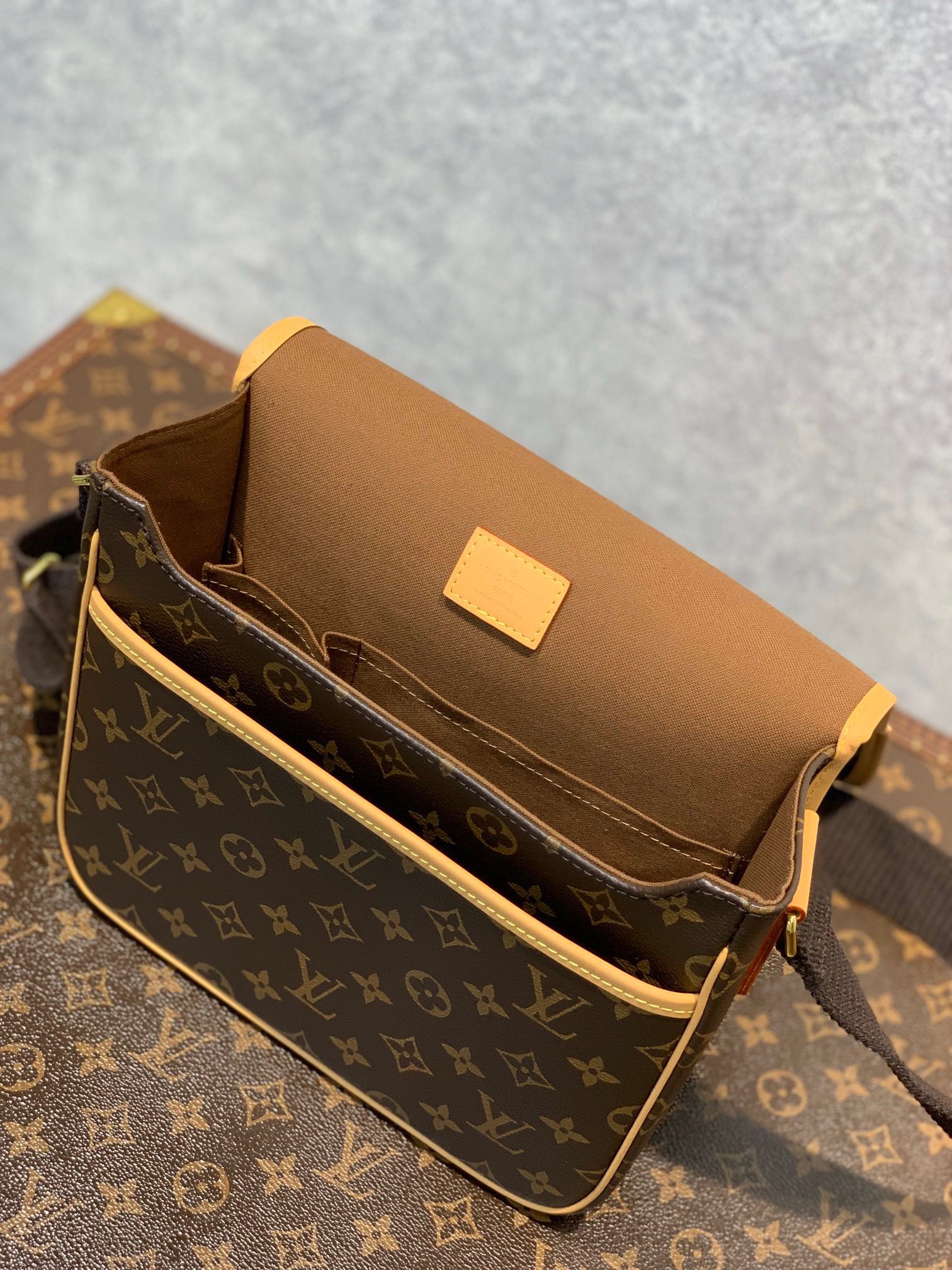 Túi xách nam Louis Vuitton Siêu Cấp TXNLV2592 z3578473075530 4a0c254eee952b68963d6041bc726d06 510x680 - Túi xách nam Louis Vuitton Siêu Cấp TXNLV2592