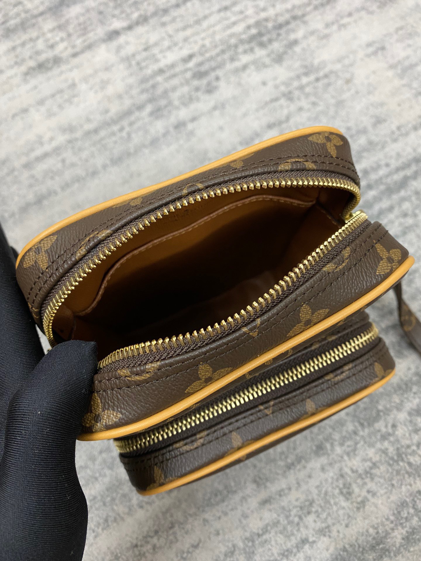 Túi xách nam Louis Vuitton Siêu Cấp TXNLV2614 z3597451523158 6d23e77f703326abe51b2e785ead63f6 510x680 - Túi xách nam Louis Vuitton Siêu Cấp TXNLV2614