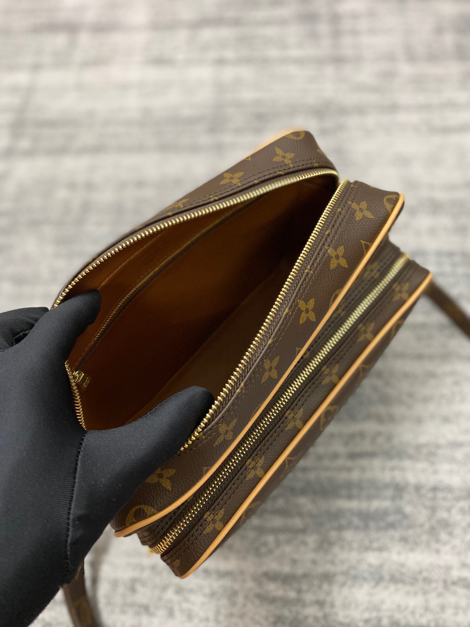 Túi xách nam Louis Vuitton Siêu Cấp TXNLV2615 z3597454184117 e5b49f92632142b43c76f365ae091cd0 510x680 - Túi xách nam Louis Vuitton Siêu Cấp TXNLV2615
