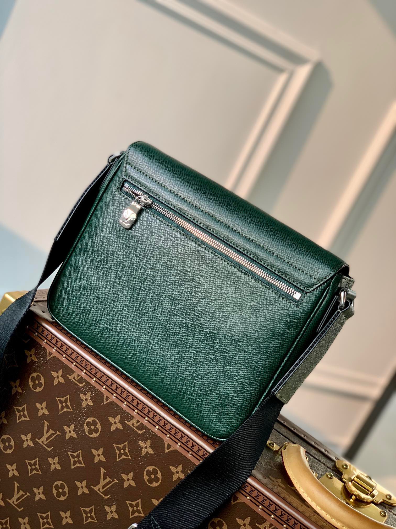 Túi xách nam Louis Vuitton Siêu Cấp TXNLV2732 z3744513910809 e575ab049b0417427cd58d97b9b49c35 510x680 - Túi xách nam Louis Vuitton Siêu Cấp TXNLV2732