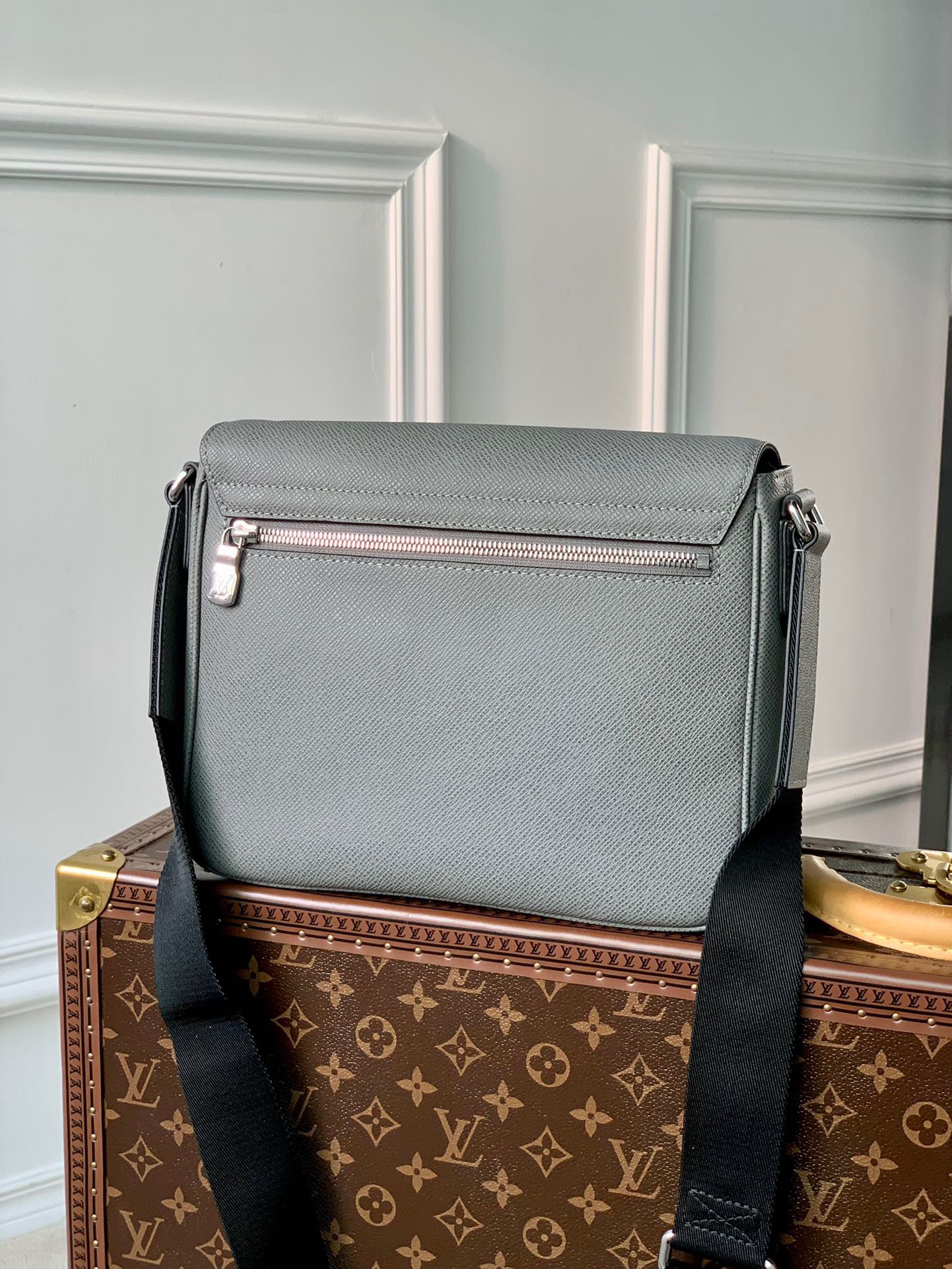 Túi xách nam Louis Vuitton Siêu Cấp TXNLV2733 z3744514405728 5bae05b9547da3ef0fa17bd163c44184 510x680 - Túi xách nam Louis Vuitton Siêu Cấp TXNLV2733