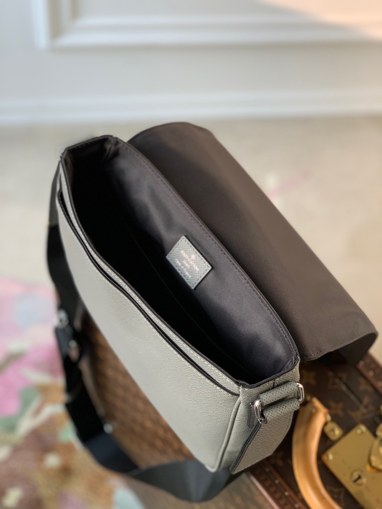 Túi xách nam Louis Vuitton Siêu Cấp TXNLV2733 z3744514452882 5e297e23db5363ae3d183d4a289a65d7 510x680 - Túi xách nam Louis Vuitton Siêu Cấp TXNLV2733