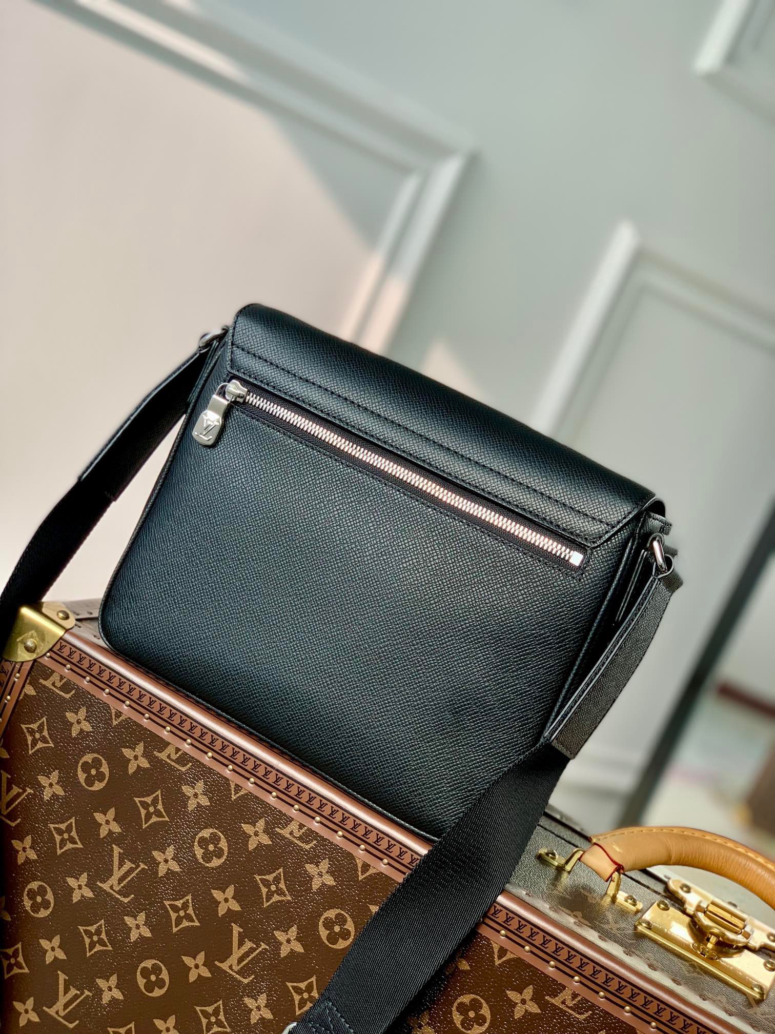 Túi xách nam Louis Vuitton Siêu Cấp TXNLV2734 z3744514561982 8901b30e69f9daa88865078fd5ee36df 510x680 - Túi xách nam Louis Vuitton Siêu Cấp TXNLV2734