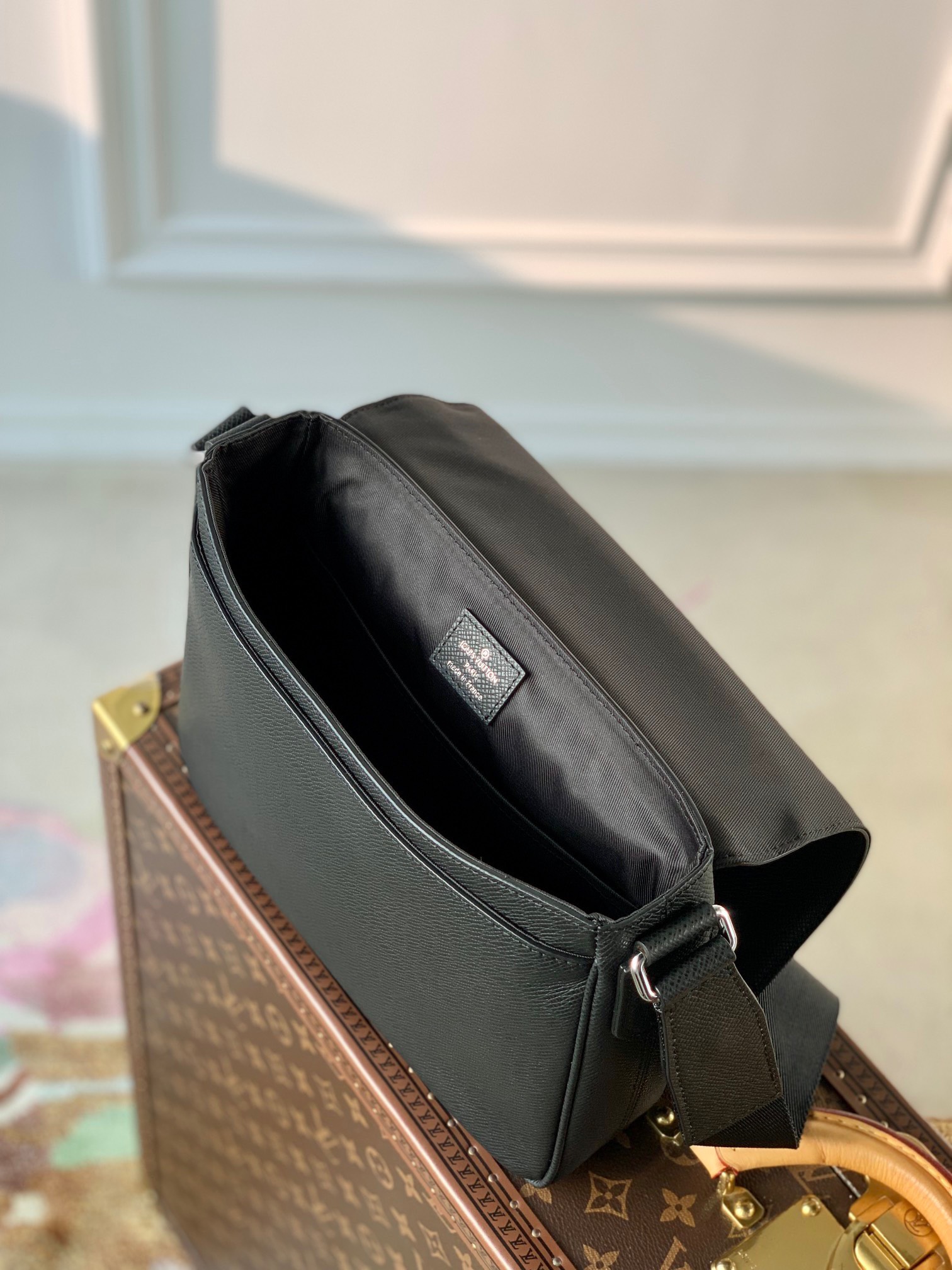 Túi xách nam Louis Vuitton Siêu Cấp TXNLV2734 z3744516202233 ba39f06cd92b5ab9715686dd850fbd59 510x680 - Túi xách nam Louis Vuitton Siêu Cấp TXNLV2734