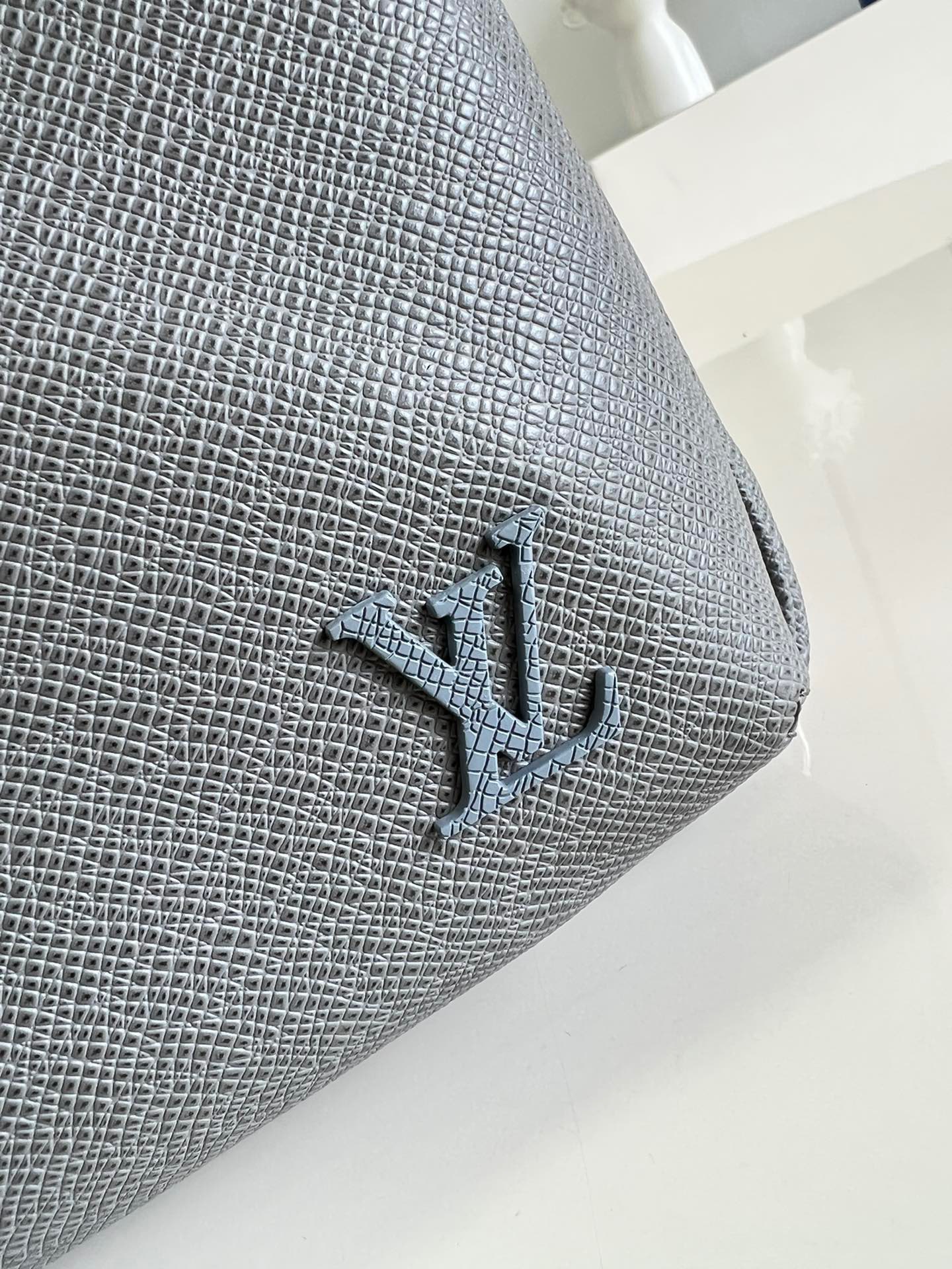 Túi xách nam Louis Vuitton Siêu Cấp TXNLV2740 z3759690764203 de0d54b3300e8732a6f862fa9a46904e 510x680 - Túi xách nam Louis Vuitton Siêu Cấp TXNLV2740