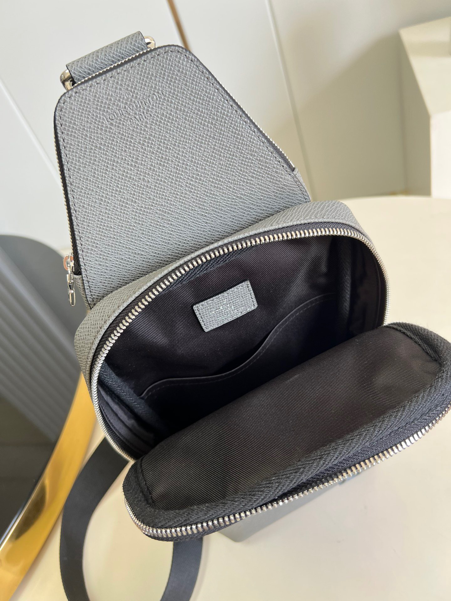 Túi xách nam Louis Vuitton Siêu Cấp TXNLV2740 z3759690892020 8b906bb365255b6f9b83666cd69be755 510x680 - Túi xách nam Louis Vuitton Siêu Cấp TXNLV2740