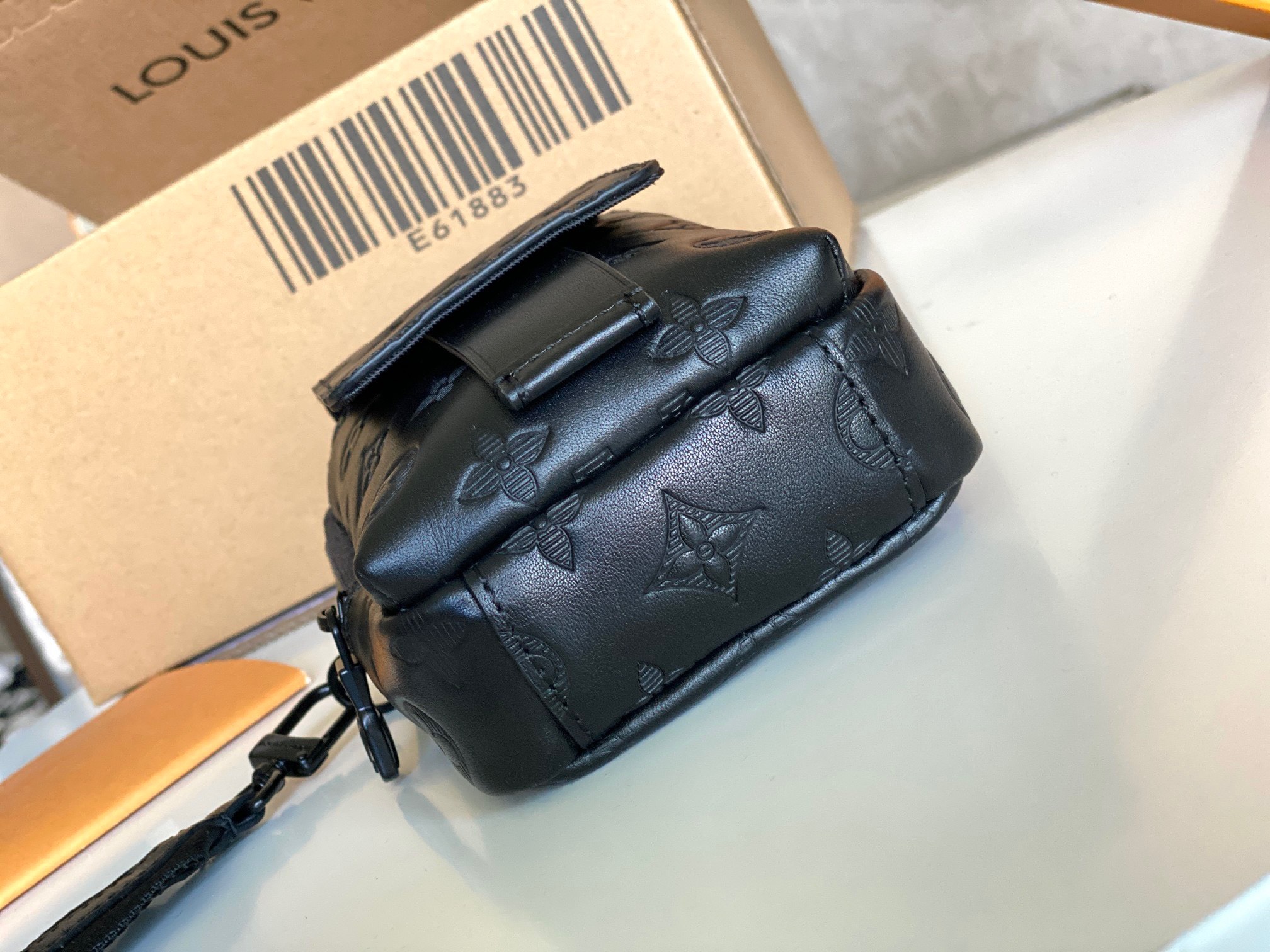 Túi xách nam Louis Vuitton Siêu Cấp TXNLV3051 z4152603309696 6156d6ffc034531c71c32016edc15f23 510x383 - Túi xách nam Louis Vuitton Siêu Cấp TXNLV3051