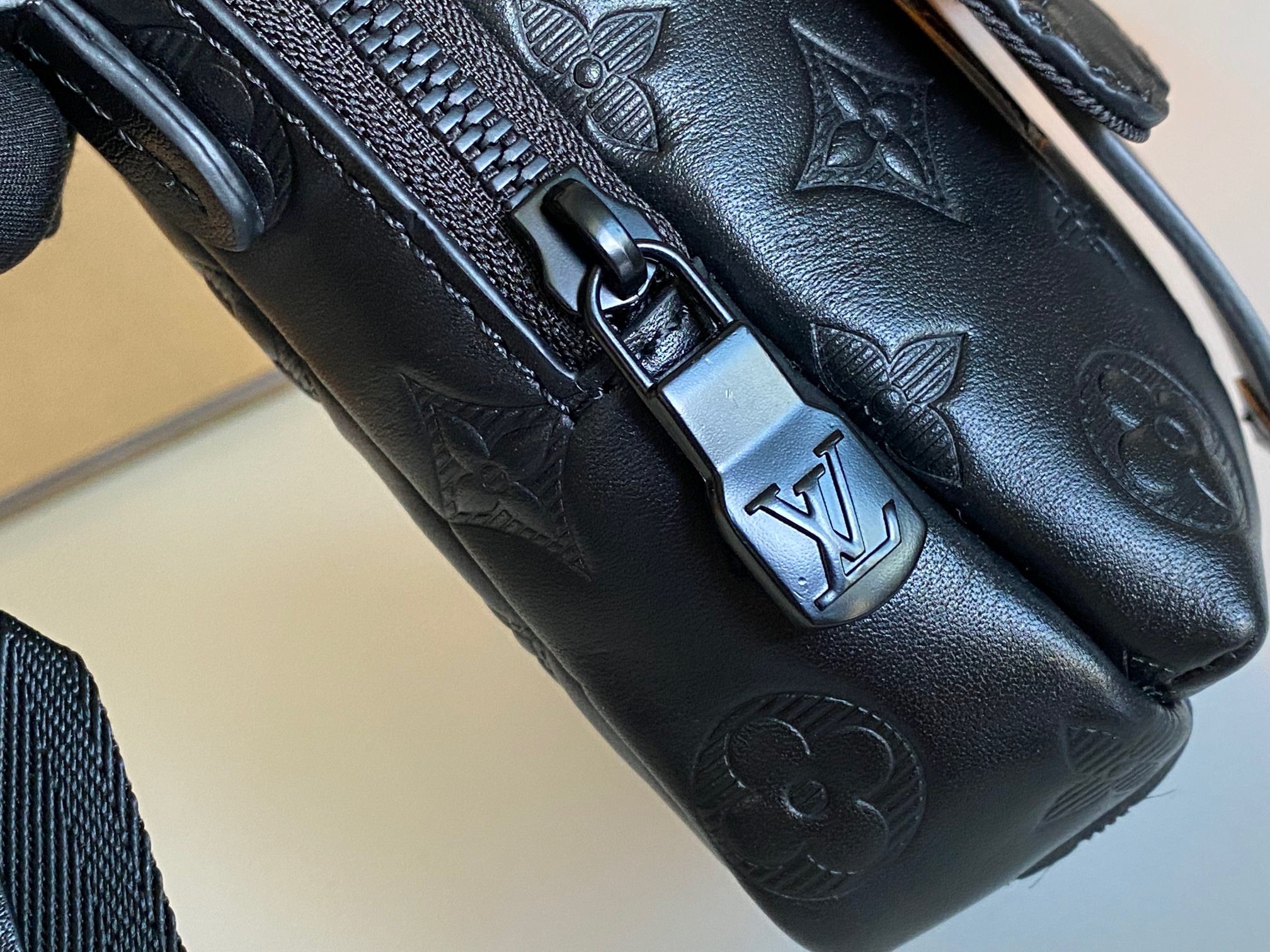 Túi xách nam Louis Vuitton Siêu Cấp TXNLV3051 z4152603324335 ad11e85e5815d0b568d841c5beb76c1a 510x383 - Túi xách nam Louis Vuitton Siêu Cấp TXNLV3051