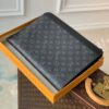 z4165557371547 99c701c518faa8ce3b827e4f09e7cc6d 1 100x100 - Ví nam Louis Vuitton Siêu Cấp TXNLV3069