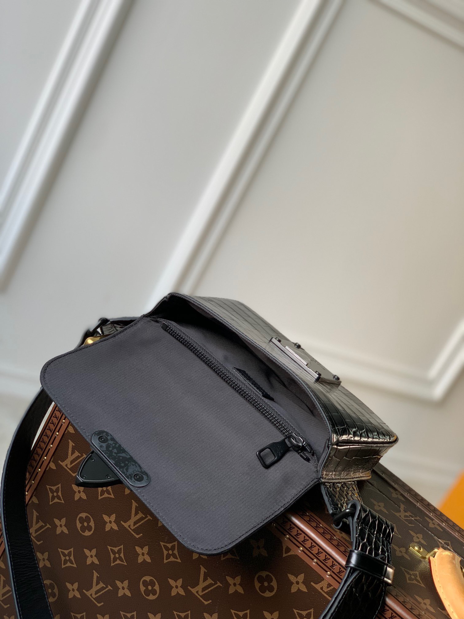 Túi xách nam Louis Vuitton Siêu Cấp TXNLV3090 z4199983097900 d5cc13462649f102222d4defeb478f91 510x680 - Túi xách nam Louis Vuitton Siêu Cấp TXNLV3090