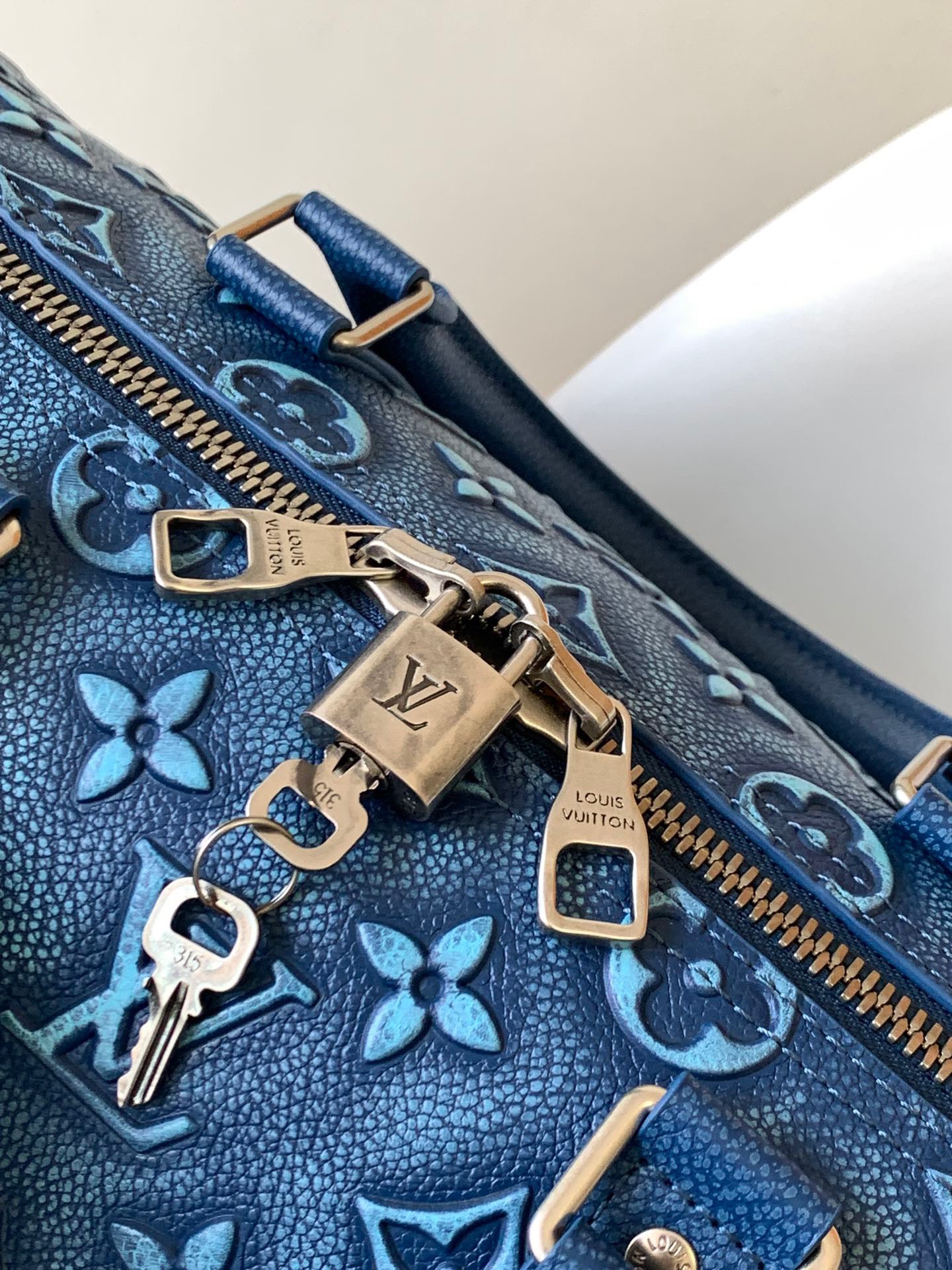 Túi xách nam Louis Vuitton Siêu Cấp TXNLV3118 z4233803667030 e8c2405e19ba68dbff11c6bd33fbacfd 510x680 - Túi xách nam Louis Vuitton Siêu Cấp TXNLV3118