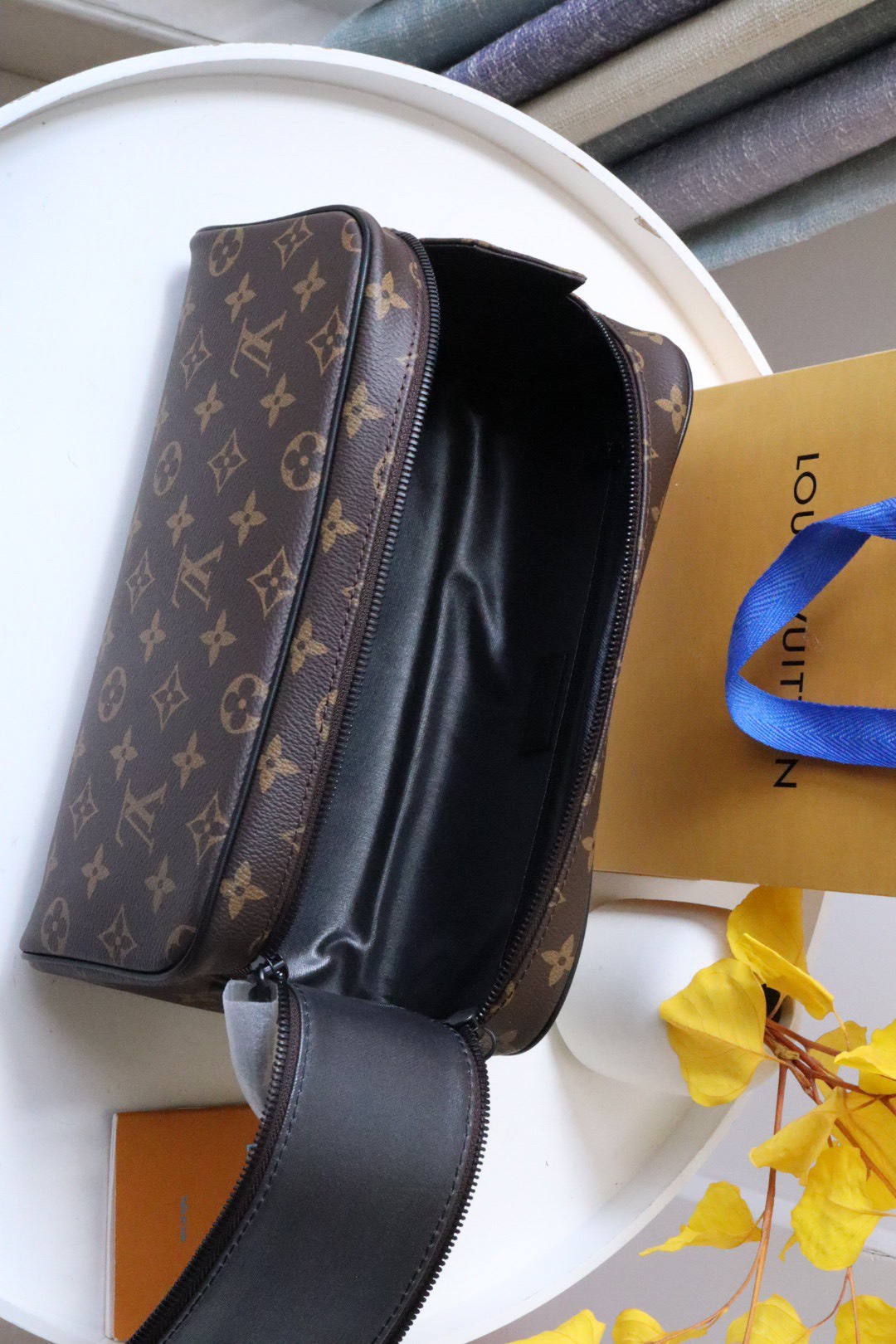 Ví nam Louis Vuitton Siêu Cấp TXNLV3143 z4273750535188 a95c0fae84522e26bee18a2c399ca5d5 510x765 - Ví nam Louis Vuitton Siêu Cấp TXNLV3143