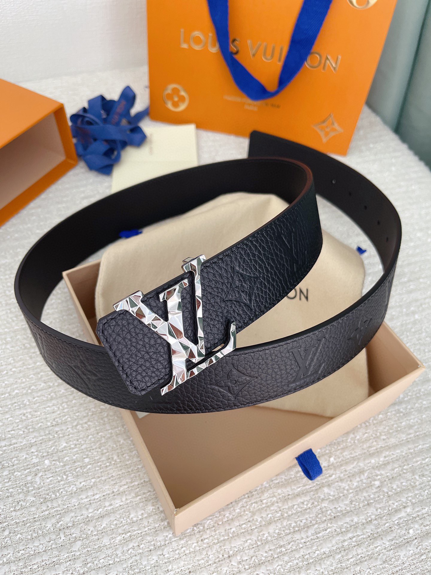 Thắt lưng nam Louis Vuitton siêu cấp TLSC3233 z4466762684122 a9595fa00e9f6c0676662b4fdaefddaa 510x680 - Thắt lưng nam Louis Vuitton siêu cấp TLSC3233