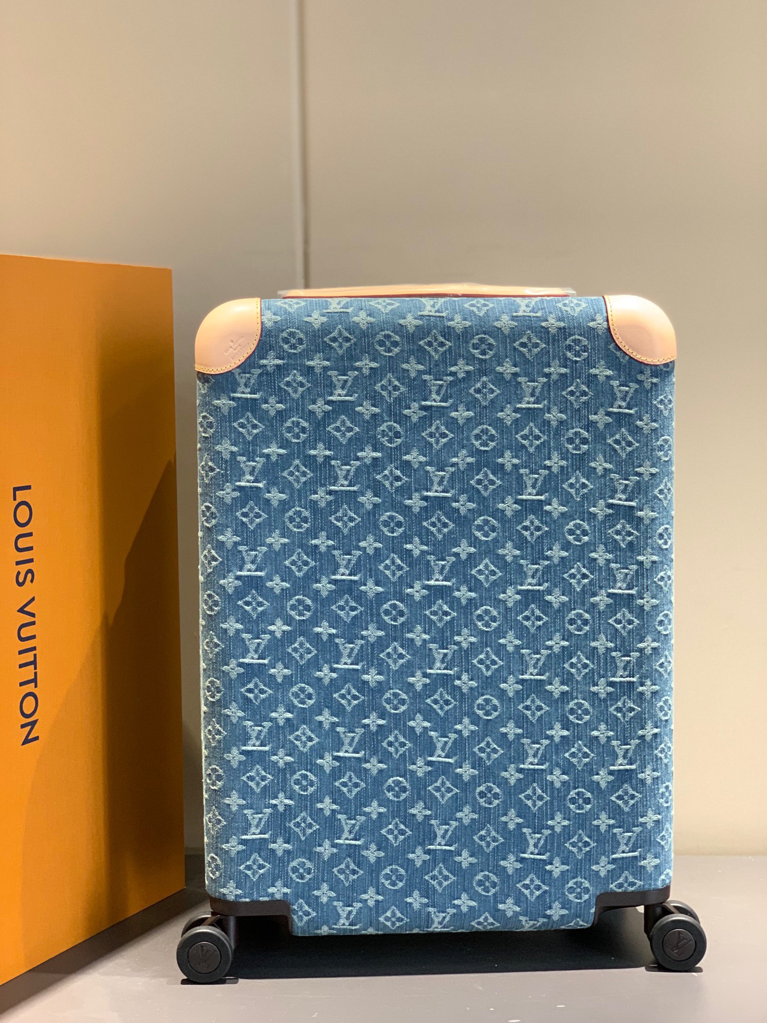 Vali Louis Vuitton siêu cấp VLLV3366 z5033341166722 fd8330af831c269aeaf8e38a7d1e56d0 510x680 - Vali Louis Vuitton siêu cấp VLLV3366